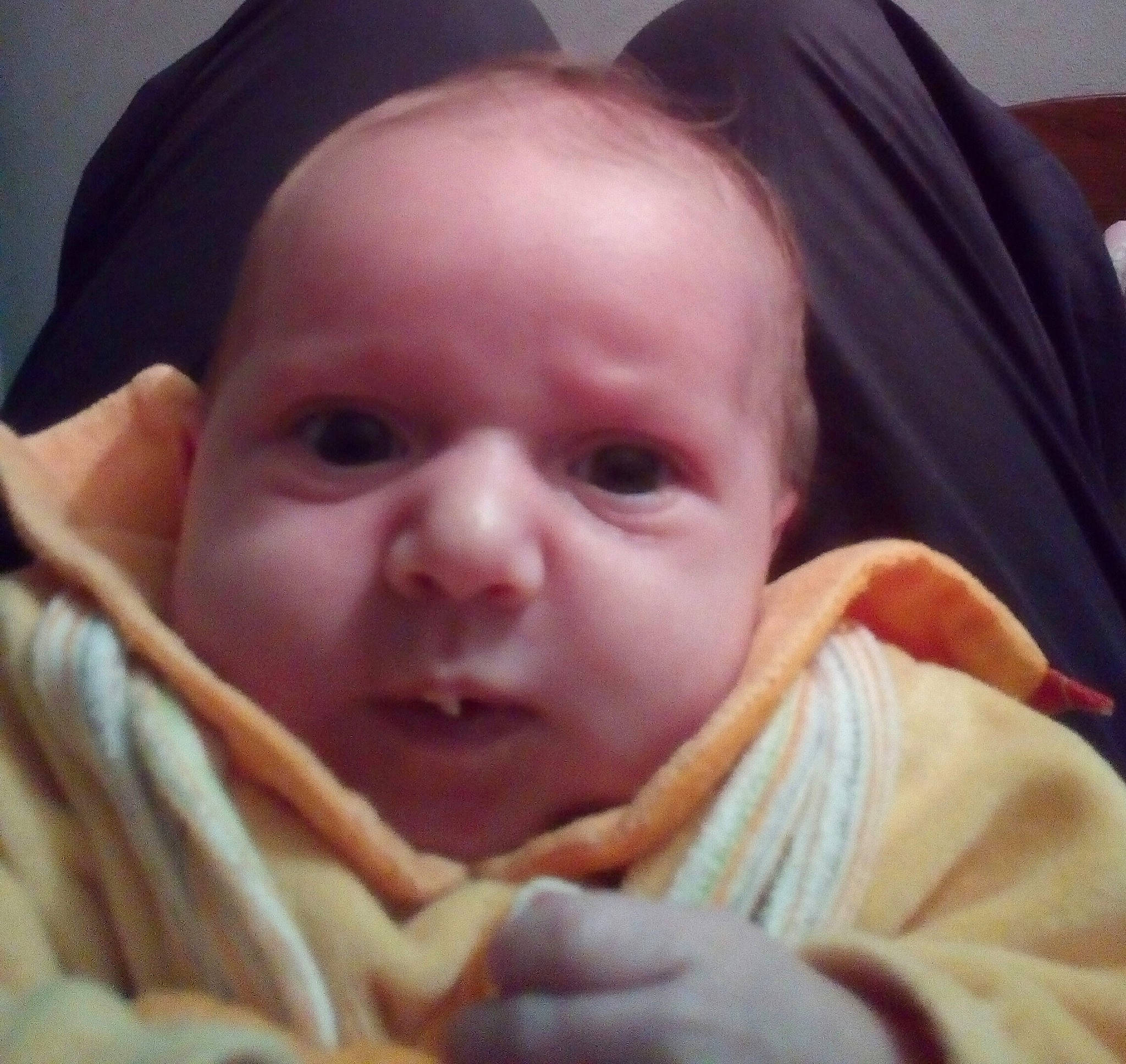 Lola participe au concours pour gagner de l'argent avec cette photo : baby, cheek, child, chin, eye, face, facial_expression, finger, hand, head, lip, mouth, nose, person, skin, smile, toddler