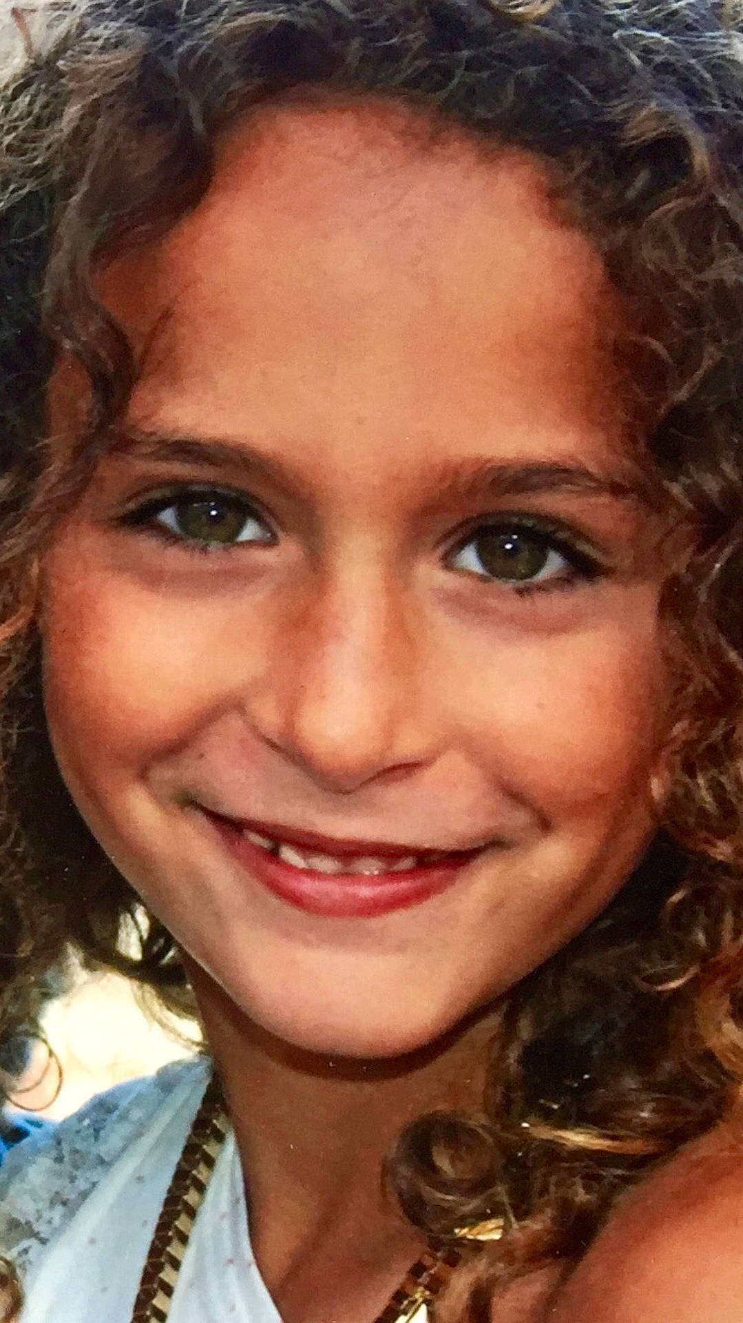 Nawel a rejoint le concours — aidez-le/la à gagner de superbes lots ! black_hair, brown_hair, cheek, chin, close_up, eyebrow, eyelash, face, forehead, girl, hairstyle, head, iris, jaw, joy, lip, long_hair, nose, person, selfie