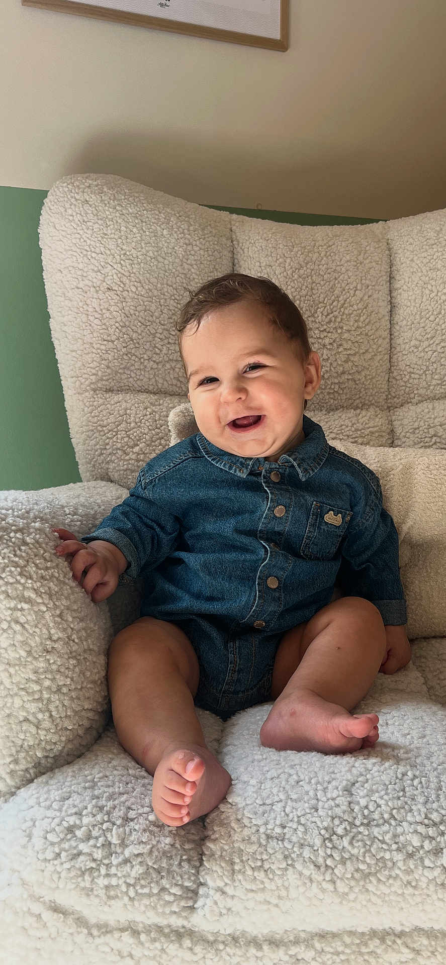 Elio a rejoint le concours — aidez-le/la à gagner de superbes lots ! baby, child, denim_shirt, smiling, happy, sitting, armchair, furniture, cozy, indoor, soft_light, cute, infant, portrait, person, comfortable, home, fabric, foot, hand