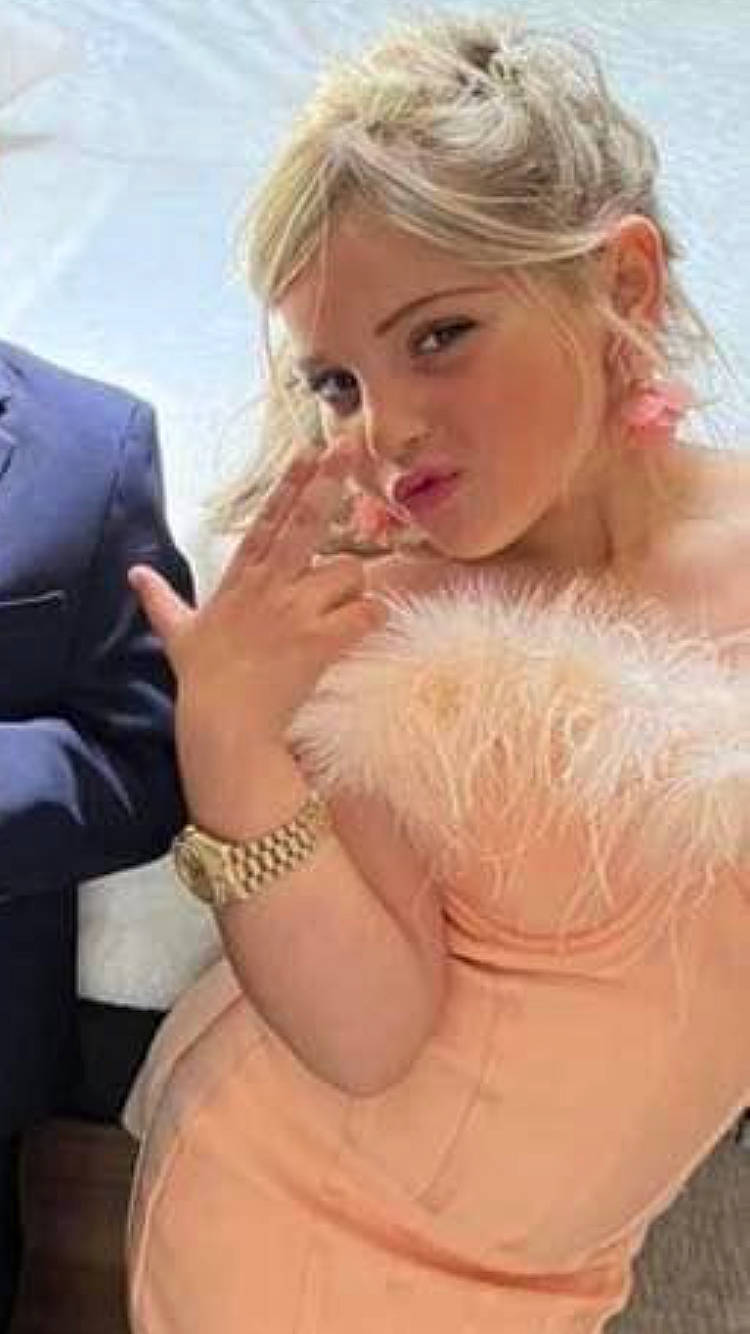 Venuzuela a rejoint le concours — aidez-le/la à gagner de superbes lots ! chest, eye, eyebrow, eyelash, face, finger, gesture, hair, hairstyle, hand, happy, head, lip, neck, necklace, person, shoulder, skin, thigh, thumb