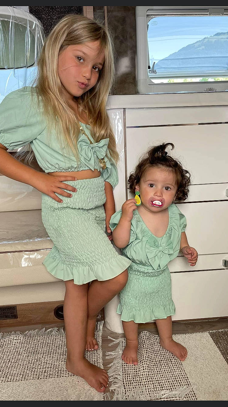 Venuzuela a rejoint le concours — aidez-le/la à gagner de superbes lots ! eye, face, fashion, gesture, hair, hairstyle, hand, happy, head, joint, leg, one_piece_garment, organ, person, pink, shoulder, skin, sleeve, standing, waist