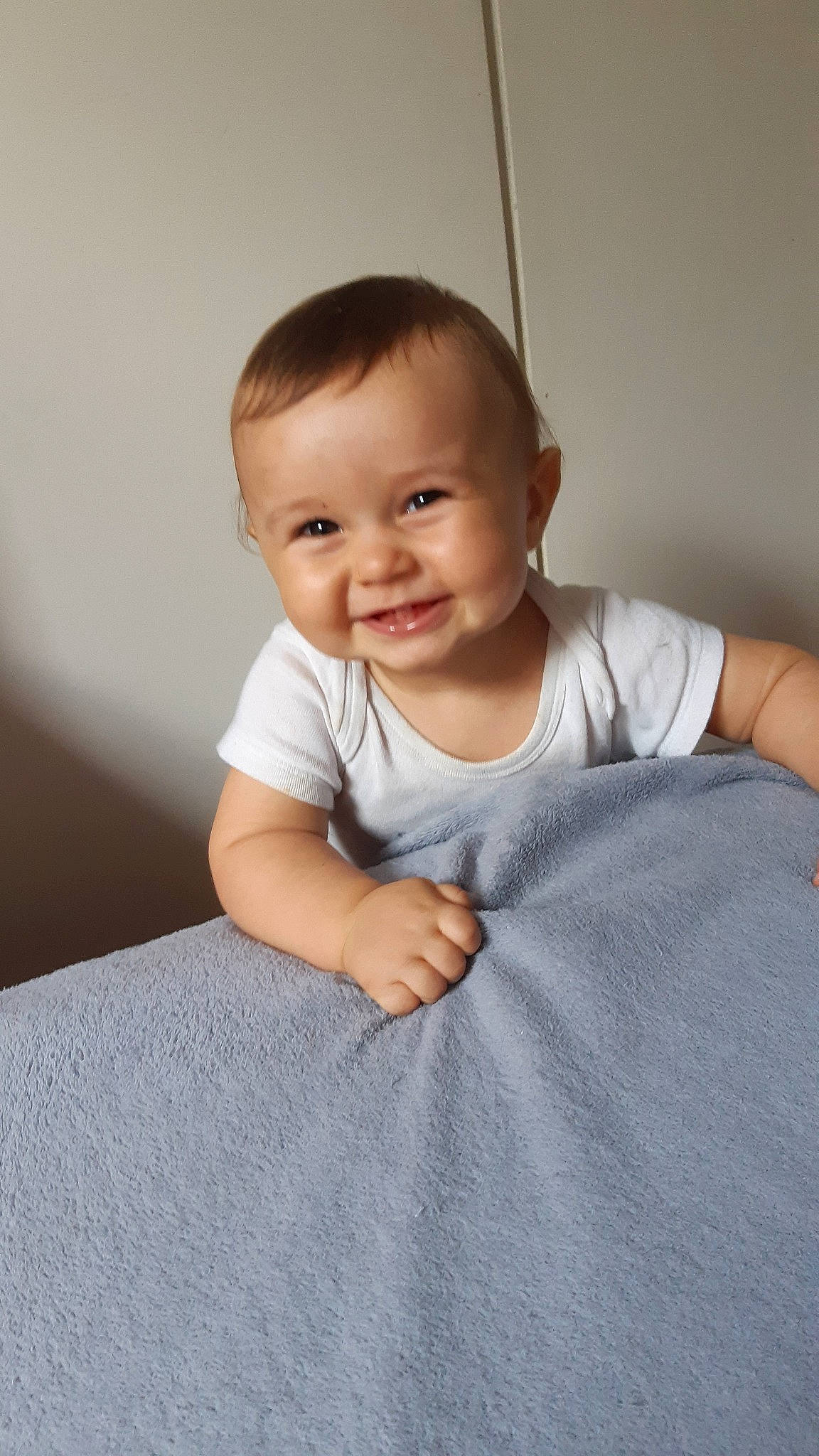 Maxence a rejoint le concours — aidez-le/la à gagner de superbes lots ! arm, baby, cheek, child, chin, eye, face, floor, hand, head, joy, nose, person, sitting, skin, smile, standing, t_shirt, toddler