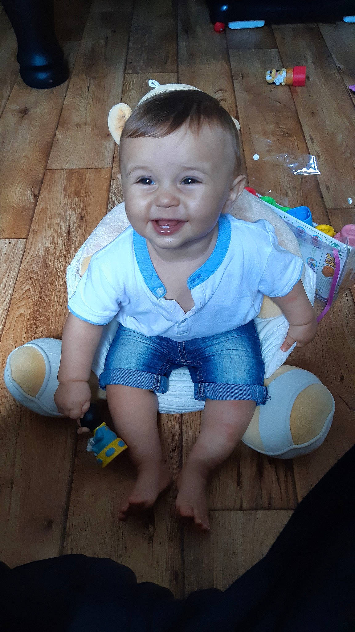 Maxence participe au concours pour gagner de l'argent avec cette photo : baby, child, joy, person, play, sitting, toddler