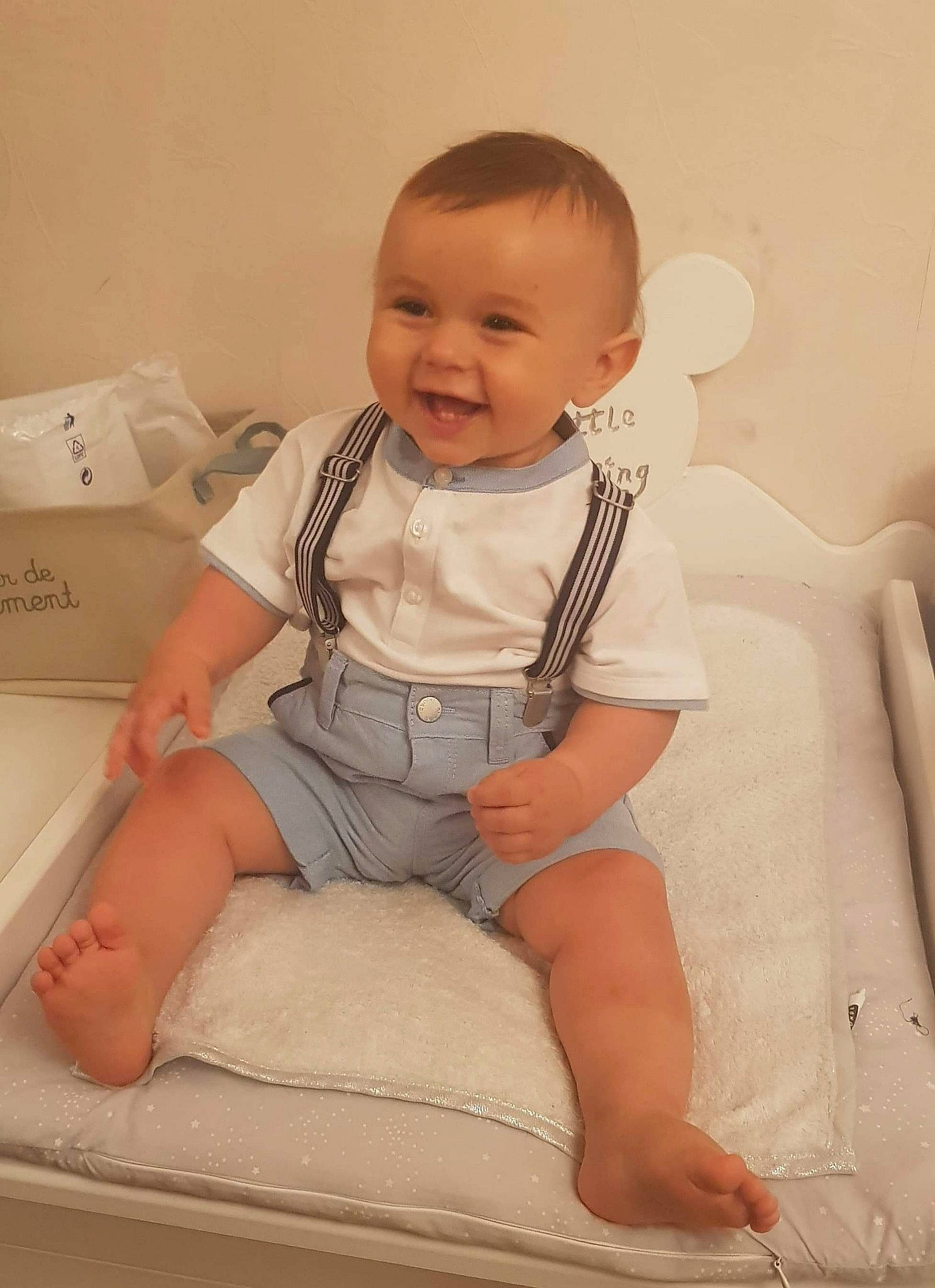 Maxence a rejoint le concours — aidez-le/la à gagner de superbes lots ! baby, baby_products, baby_toddler_clothing, child, joy, leg, person, product, sitting, skin, toddler