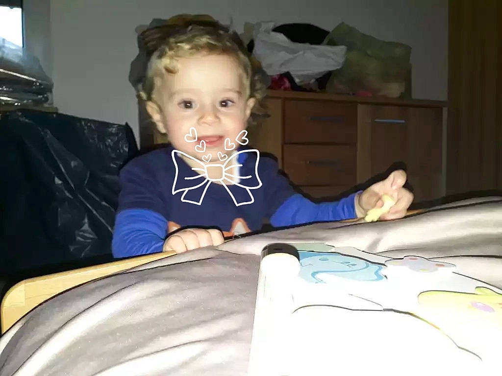 Lia participe au concours pour gagner de l'argent avec cette photo : car_seat, child, person, toddler