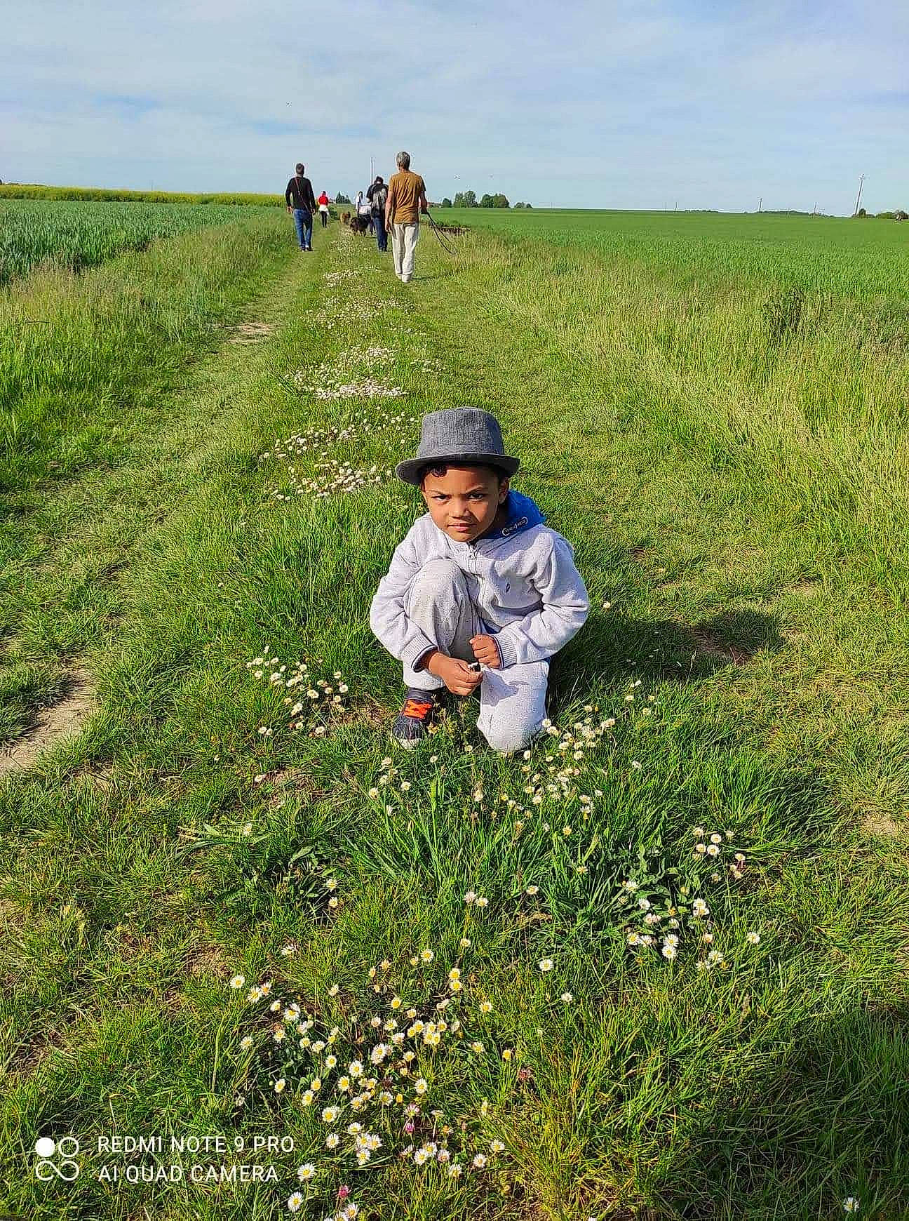 Hayden a rejoint le concours — aidez-le/la à gagner de superbes lots ! agriculture, cloud, flower, fun, grass, grass_family, grassland, groundcover, happy, hat, headwear, landscape, lawn, meadow, natural_landscape, people_in_nature, person, plant, prairie, rural_area