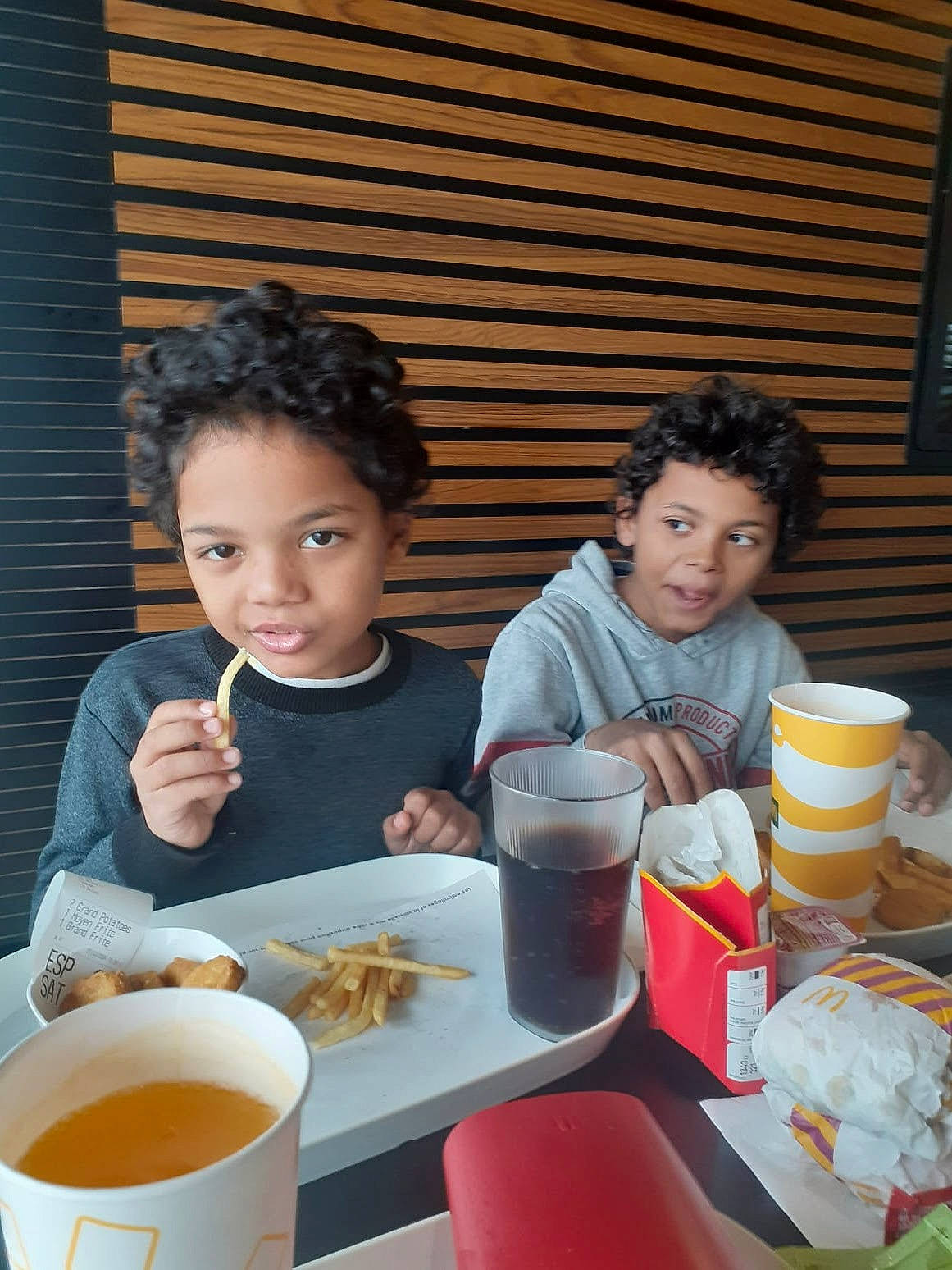 Hayden a rejoint le concours — aidez-le/la à gagner de superbes lots ! coffee, coffee_cup, cuisine, cup, dish, dishware, drink, drinkware, event, food, joy, leisure, mug, person, plate, serveware, sharing, sitting, table, tableware