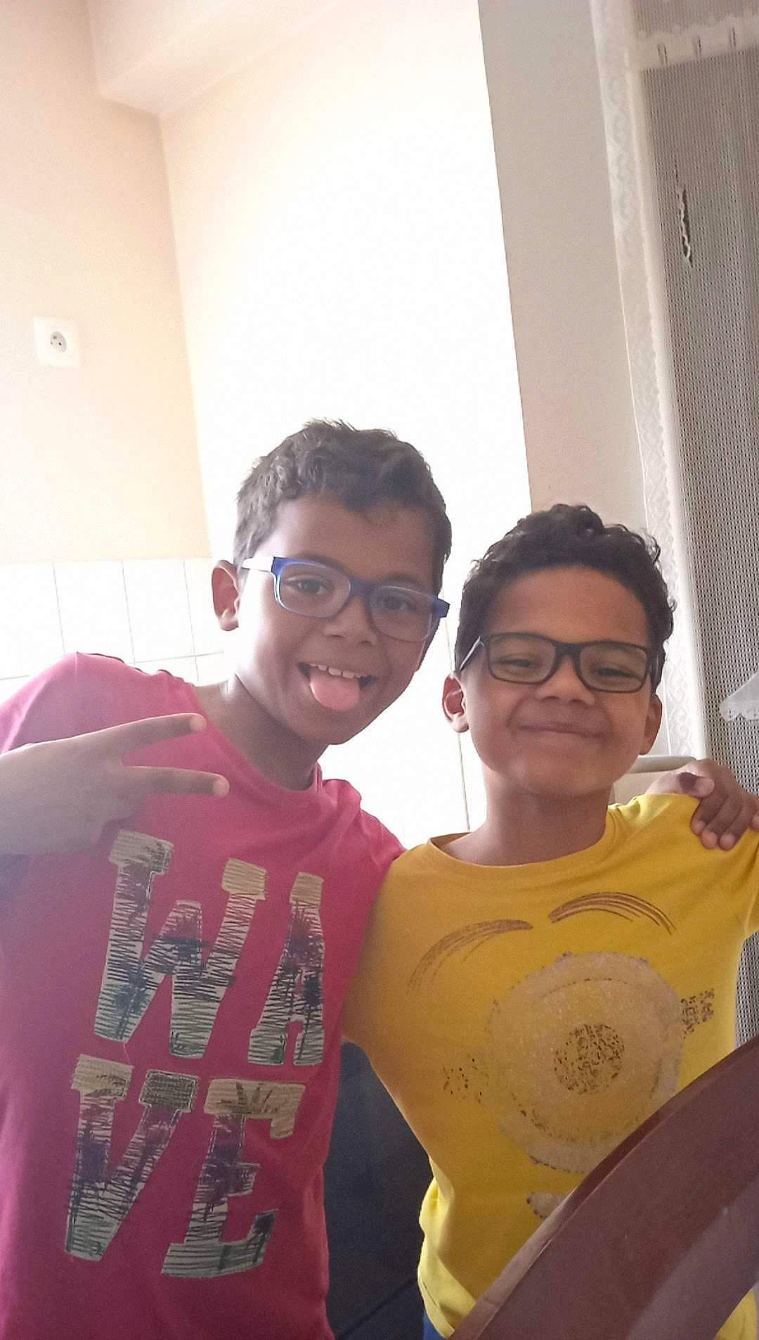 Hayden a rejoint le concours — aidez-le/la à gagner de superbes lots ! child, event, eyewear, fun, gesture, glasses, happy, joy, leisure, person, room, selfie, shoulder, skin, sleeve, smile, t_shirt, toddler, top, vacation