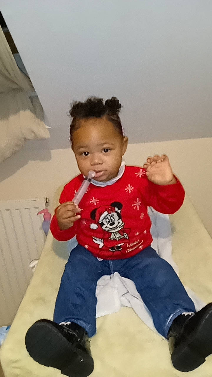 Elikya participe au concours pour gagner de l'argent avec cette photo : arm, baby, baby_toddler_clothing, cheek, child, comfort, elbow, finger, flooring, happy, joint, knee, leg, person, sitting, skin, sleeve, sock, t_shirt, thigh