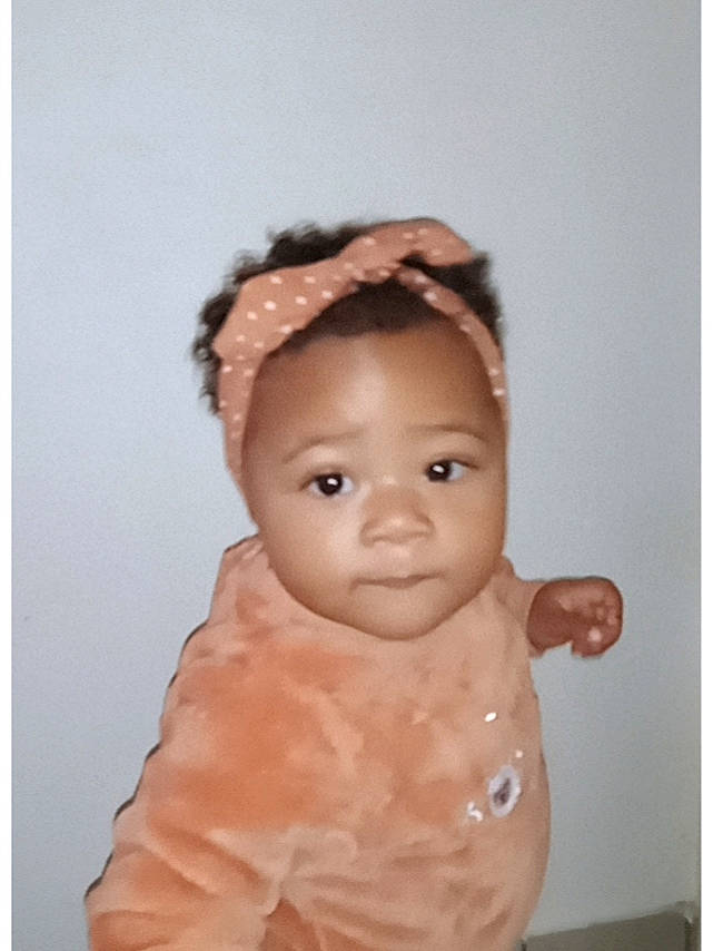 Elikya participe au concours pour gagner de l'argent avec cette photo : baby, baby_toddler_clothing, bathing, cheek, chest, child, ear, eye, eyelash, fashion_accessory, fur, gesture, head, iris, lip, neck, nose, person, sleeve, thumb