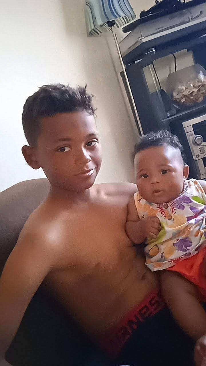 Sulyvann a rejoint le concours — aidez-le/la à gagner de superbes lots ! arm, baby, barechested, black_hair, cheek, chest, chin, eye, eyelash, face, flash_photography, happy, lip, muscle, neck, nose, person, shoulder, skin, stomach