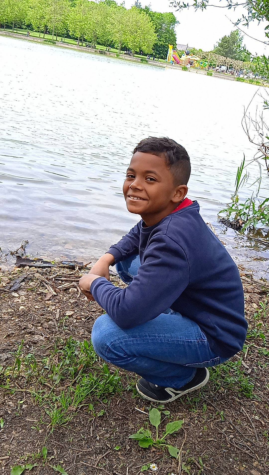 Sulyvann participe au concours pour gagner de l'argent avec cette photo : adaptation, child, flash_photography, fun, grass, grass_family, happy, jeans, joy, lake, leisure, natural_environment, people_in_nature, person, plant, portrait_photography, reservoir, sitting, smile, soil