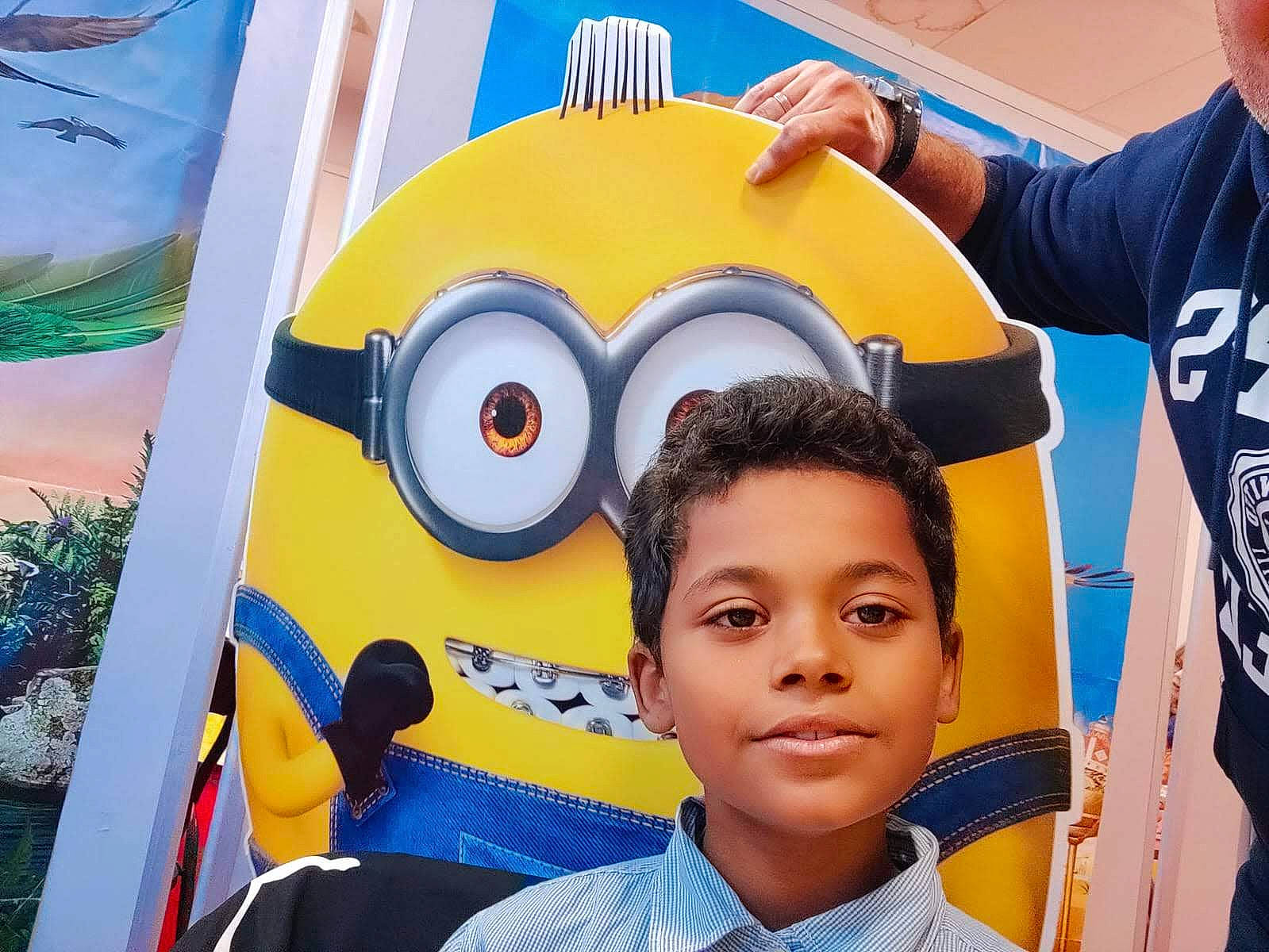 Sulyvann participe au concours pour gagner de l'argent avec cette photo : animated_cartoon, art, blue, child, community, fan, fun, happy, joy, leisure, people, person, photograph, recreation, room, selfie, smile, snapshot, t_shirt, travel