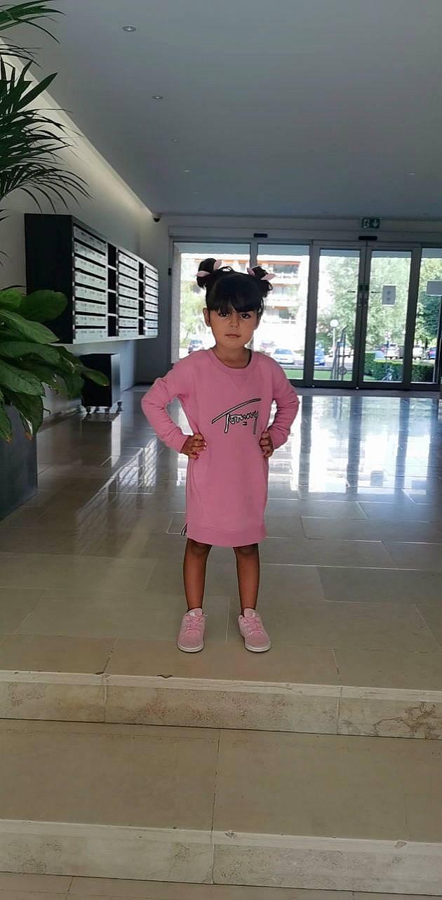 Fatima-zahrae a rejoint le concours — aidez-le/la à gagner de superbes lots ! child, daylighting, floor, flooring, fun, houseplant, leisure, magenta, person, plant, room, sleeve, standing, t_shirt, toddler, vacation