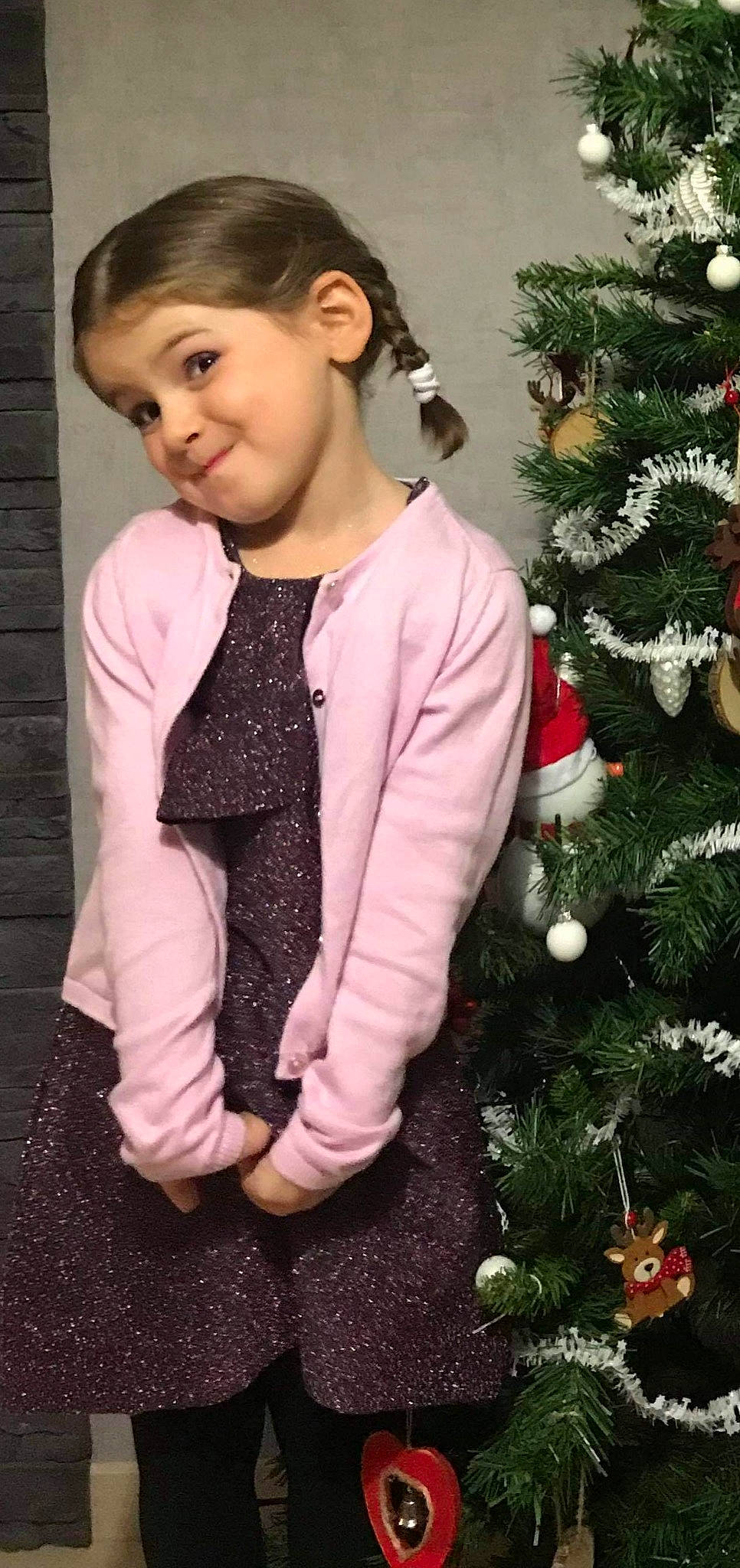 Alice participe au concours pour gagner de l'argent avec cette photo : child, christmas, christmas_decoration, christmas_tree, girl, holiday, joy, person, smile, toddler, tree