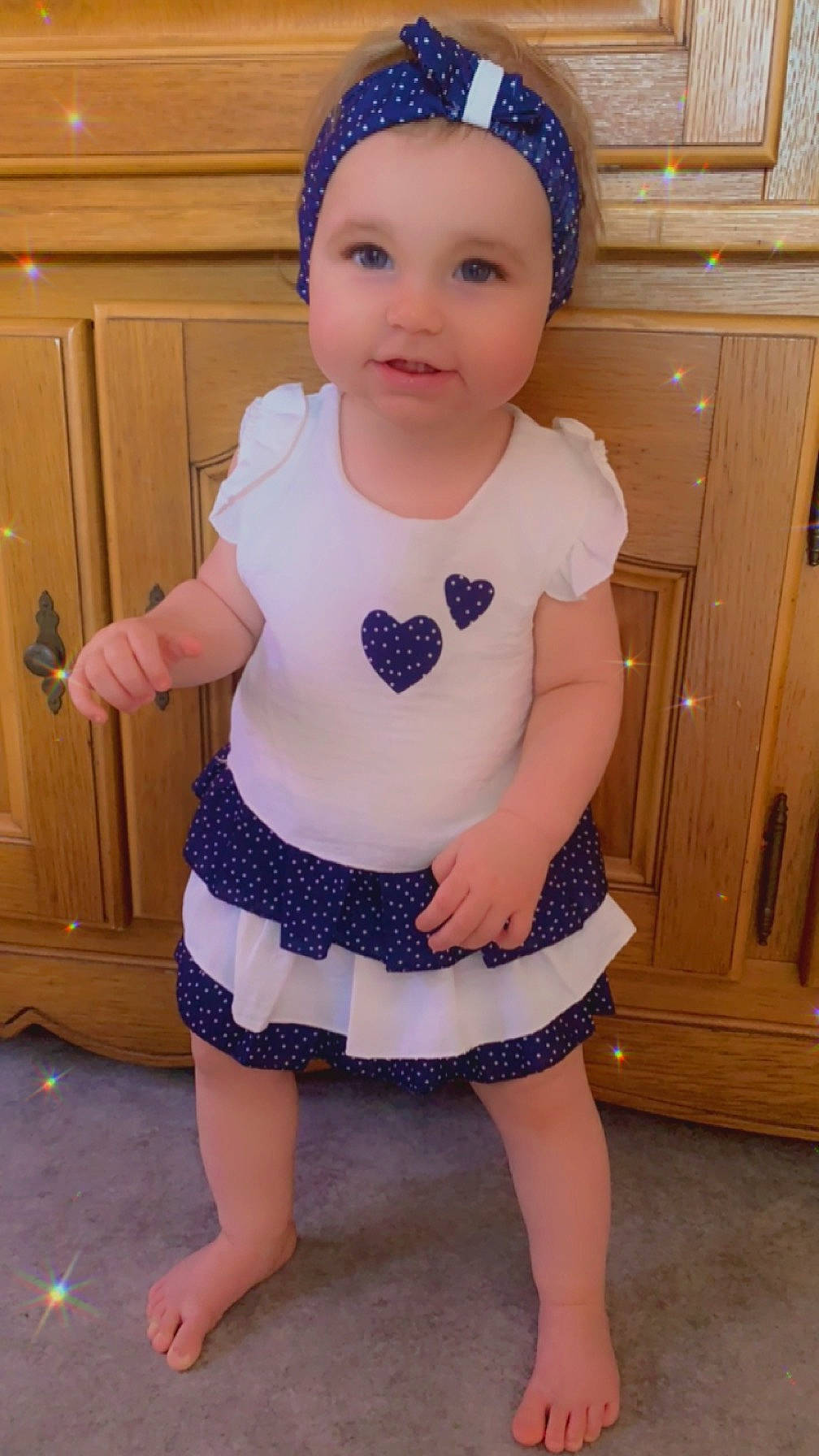 Mya a rejoint le concours — aidez-le/la à gagner de superbes lots ! baby_toddler_clothing, blue, cabinetry, cap, clothing, door, eye, face, happy, head, headwear, joy, party_hat, pattern, person, pink, purple, skin, sleeve, smile