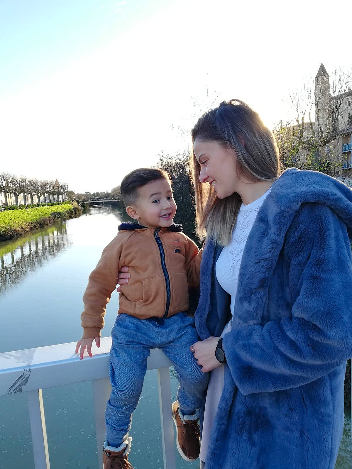 Joaquim a rejoint le concours — aidez-le/la à gagner de superbes lots ! child, daughter, denim, friendship, fun, gesture, happy, jacket, jeans, joy, leisure, person, photograph, photography, shoulder, smile, textile, tourism, travel, vacation