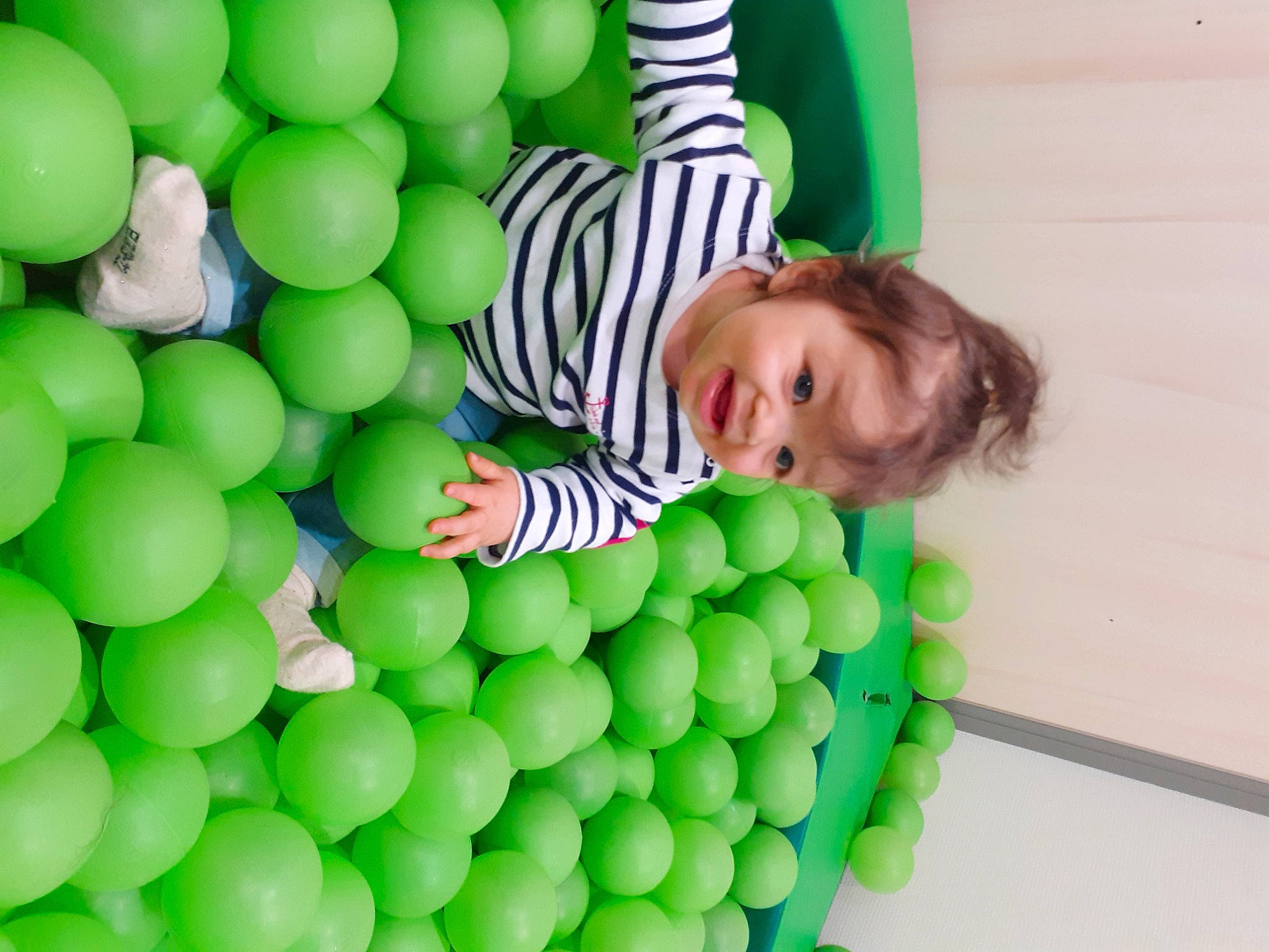 Kenza participe au concours pour gagner de l'argent avec cette photo : baby, baby_toddler_clothing, ball_pit, balloon, child, circle, event, fun, grass, green, happy, leisure, party_supply, pattern, people_in_nature, person, play, sweetness, toddler, toy