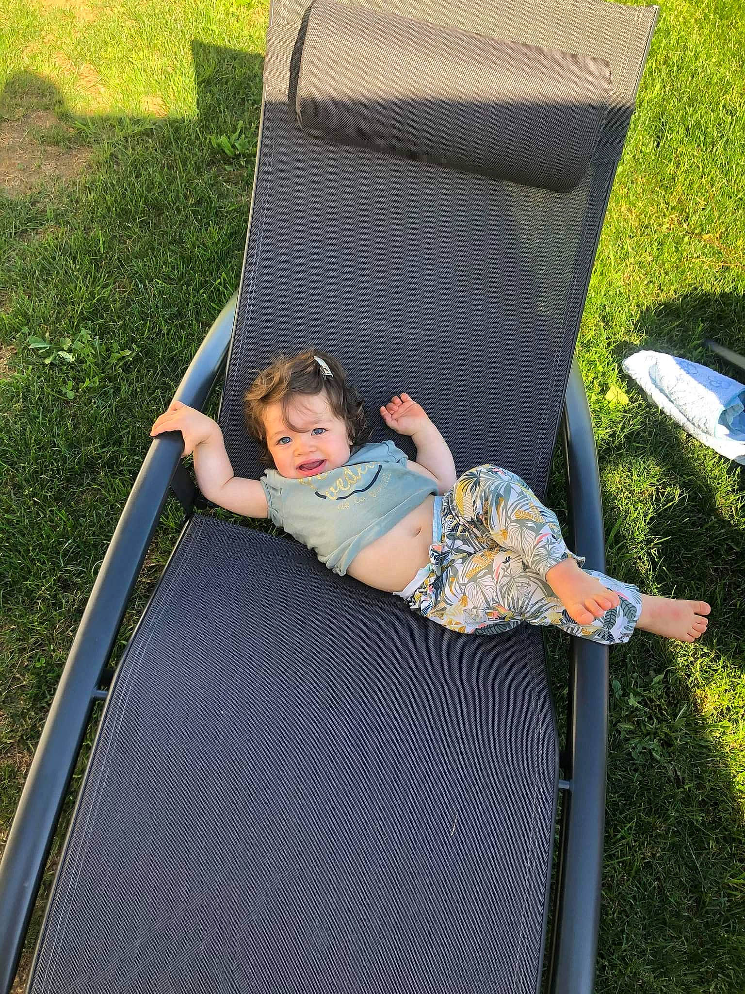 Kenza a rejoint le concours — aidez-le/la à gagner de superbes lots ! automotive_exterior, baby, baby_toddler_clothing, chute, comfort, fun, grass, green, leisure, outdoor_furniture, outdoor_play_equipment, people_in_nature, person, plant, product, recreation, shade, sitting, tints_and_shades, toddler