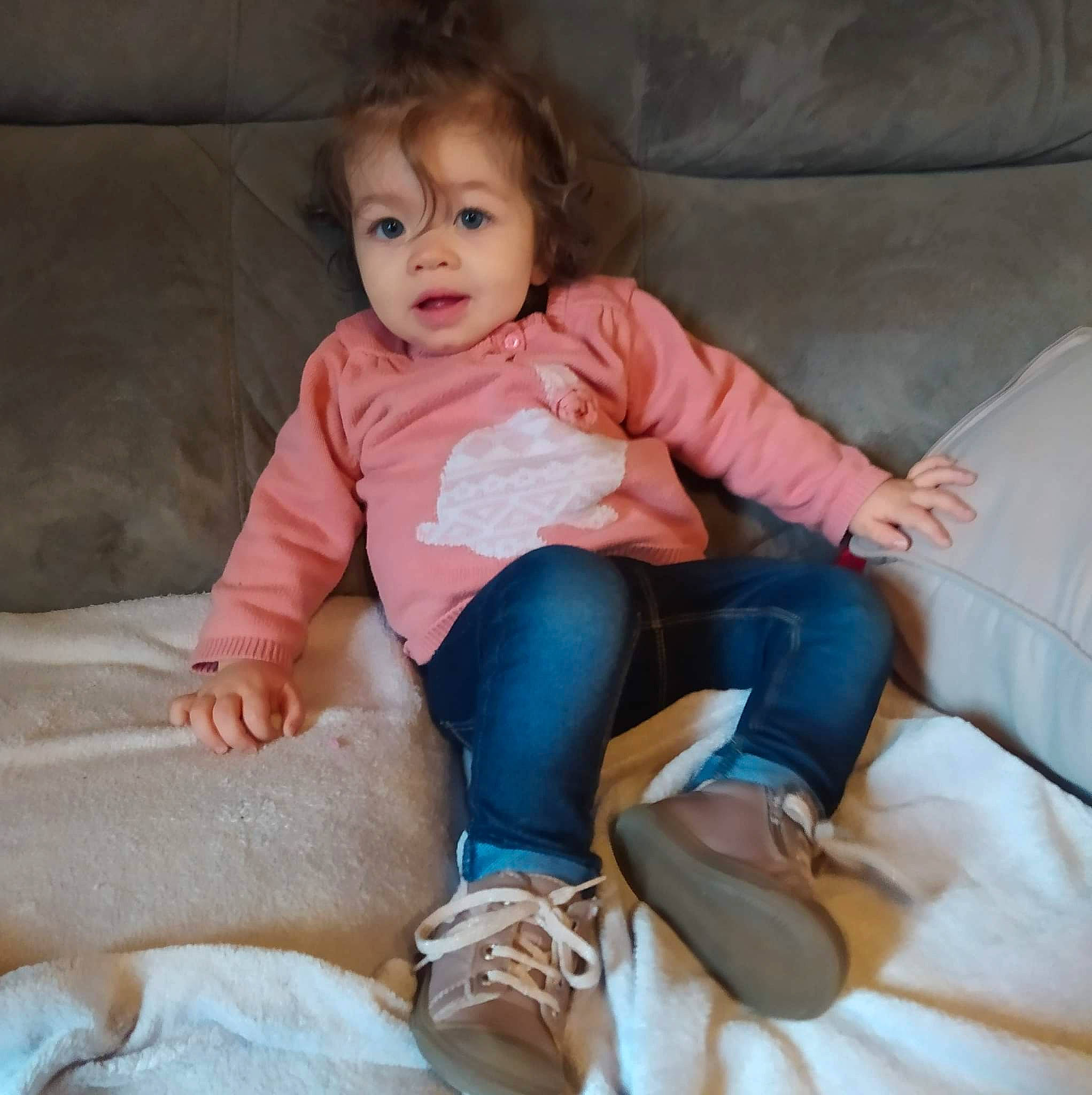 Kenza a rejoint le concours — aidez-le/la à gagner de superbes lots ! baby_toddler_clothing, cheek, comfort, couch, finger, foot, fun, happy, human_leg, jeans, knee, lap, nose, person, skin, sleeve, smile, t_shirt, thigh, thumb