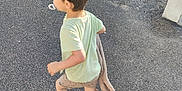 Sven a rejoint le concours — aidez-le/la à gagner de superbes lots ! child, running, pacifier, blanket, shorts, tshirt, sneakers, outdoor, pavement, sunlight, shadow, concrete_wall, casual_clothing, active, motion, daylight, young_child, boy, side_view, playful