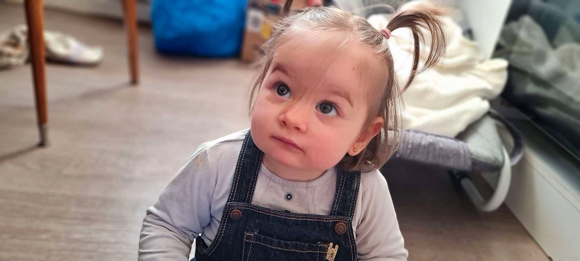 Claryssa participe au concours pour gagner de l'argent avec cette photo : baby, baby_toddler_clothing, beauty, blond, cheek, child, child_model, curious, ear, eye, eyelash, hair_accessory, hair_tie, hairstyle, iris, mouth, organ, overall, person, skin