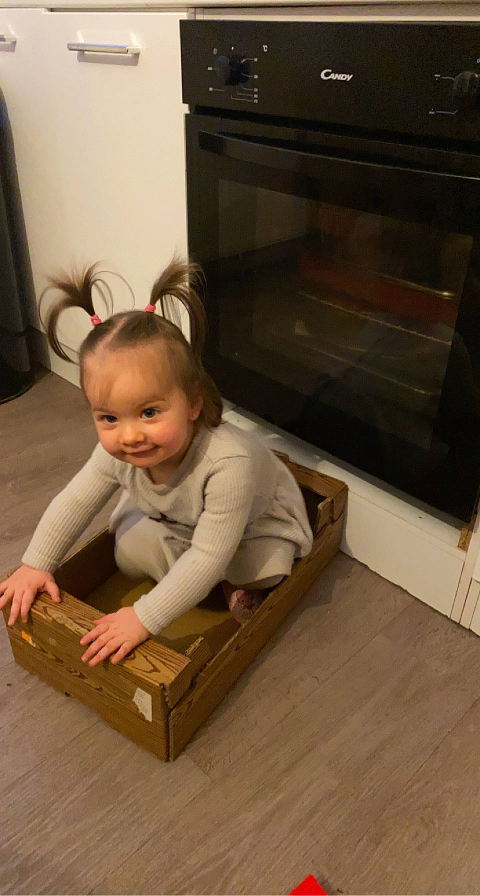 Claryssa participe au concours pour gagner de l'argent avec cette photo : baby, baby_toddler_clothing, box, child, comfort, floor, flooring, gas, hardwood, home_appliance, laminate_flooring, loudspeaker, major_appliance, person, toddler, wood, wood_flooring, wood_stain