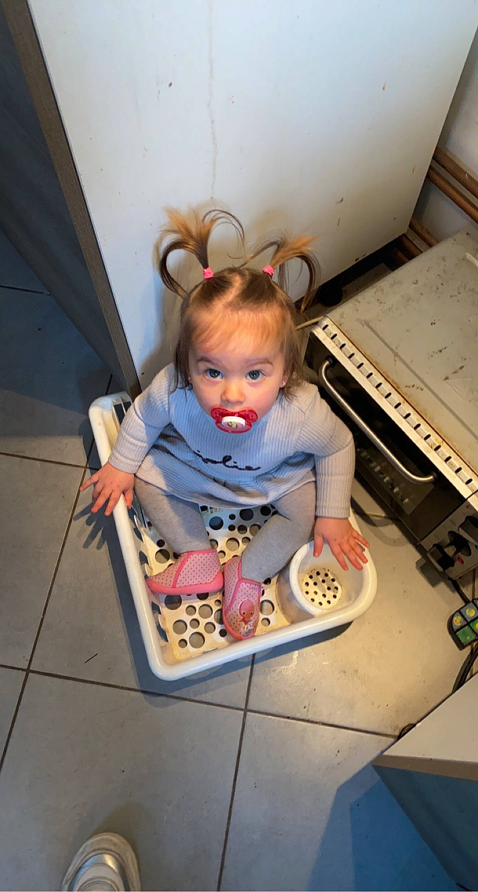 Claryssa participe au concours pour gagner de l'argent avec cette photo : baby, baby_toddler_clothing, box, cardboard, carton, packaging_and_labeling, person, shipping_box, surprise