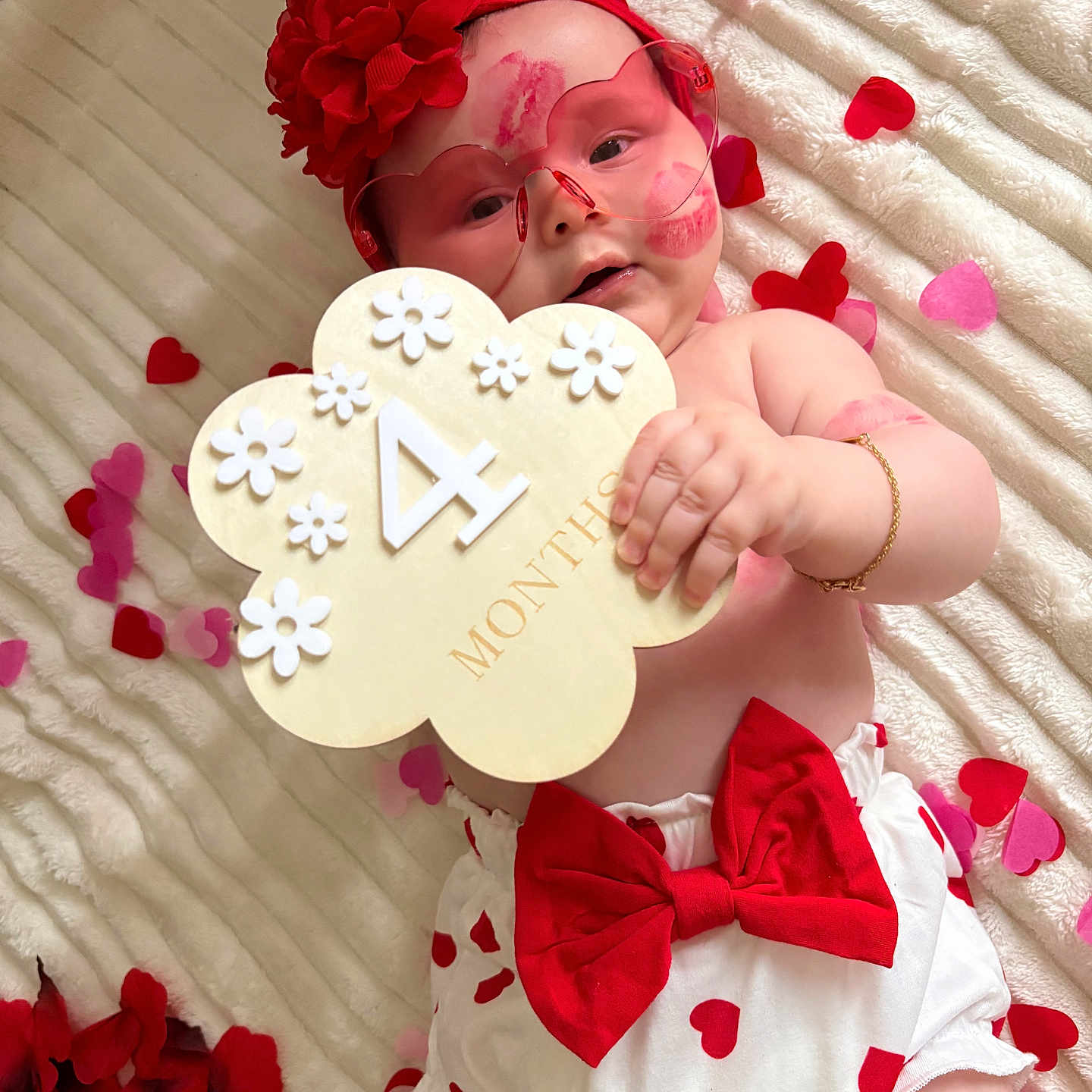 Mènciya participe au concours pour gagner de l'argent avec cette photo : baby, blanket, bow_shorts, bracelet, celebration, cozy, cute, four_months, hand, headband, heart_confetti, infant, kiss_marks, lying_down, milestone_sign, pink, portrait, red, red_flower, sunglasses
