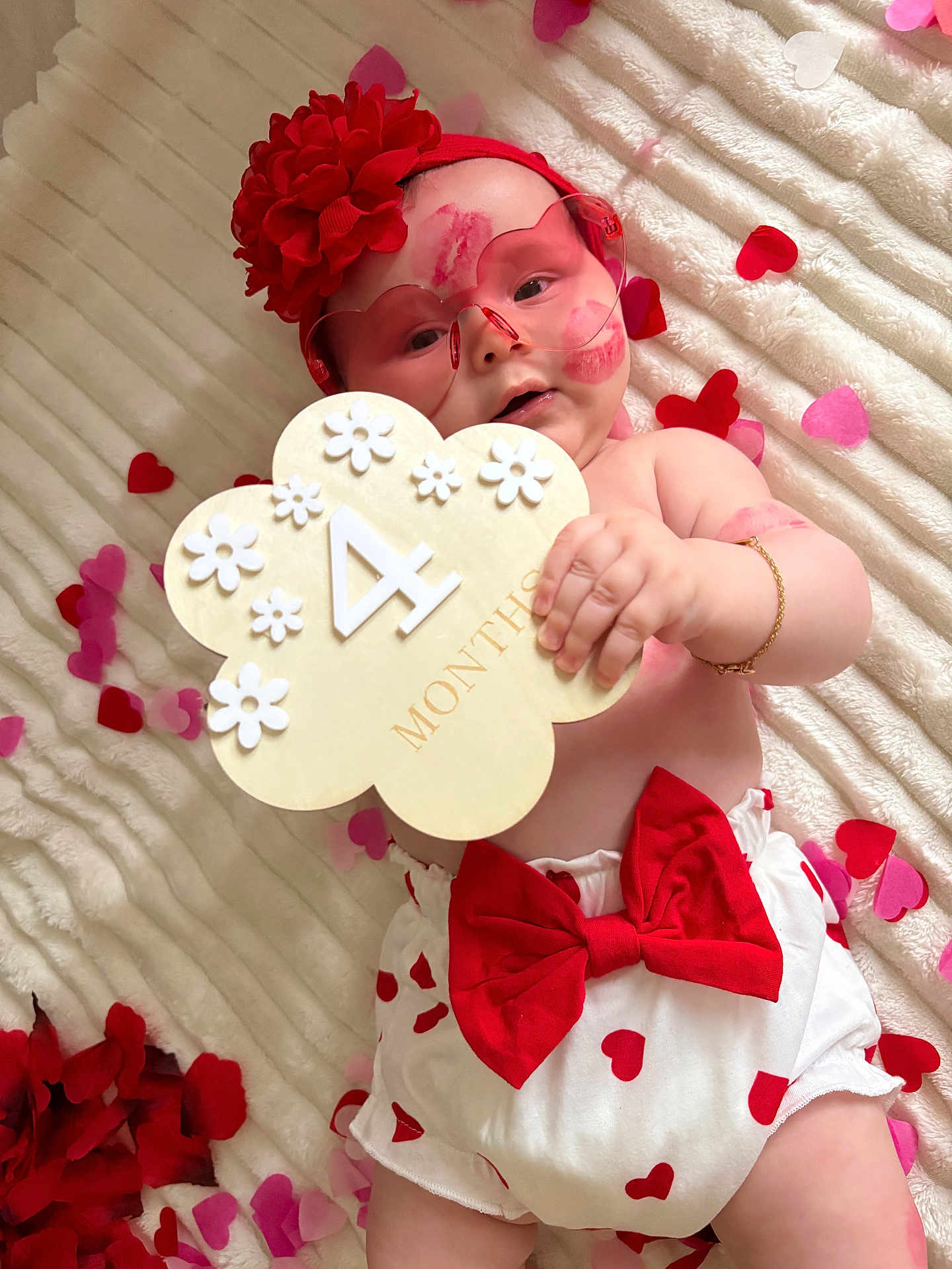 Mènciya participe au concours pour gagner de l'argent avec cette photo : baby, infant, four_months, milestone_sign, heart_confetti, headband, sunglasses, red_flower, bow_shorts, blanket, bracelet, kiss_marks, hand, lying_down, portrait, pink, red, celebration, cozy, cute