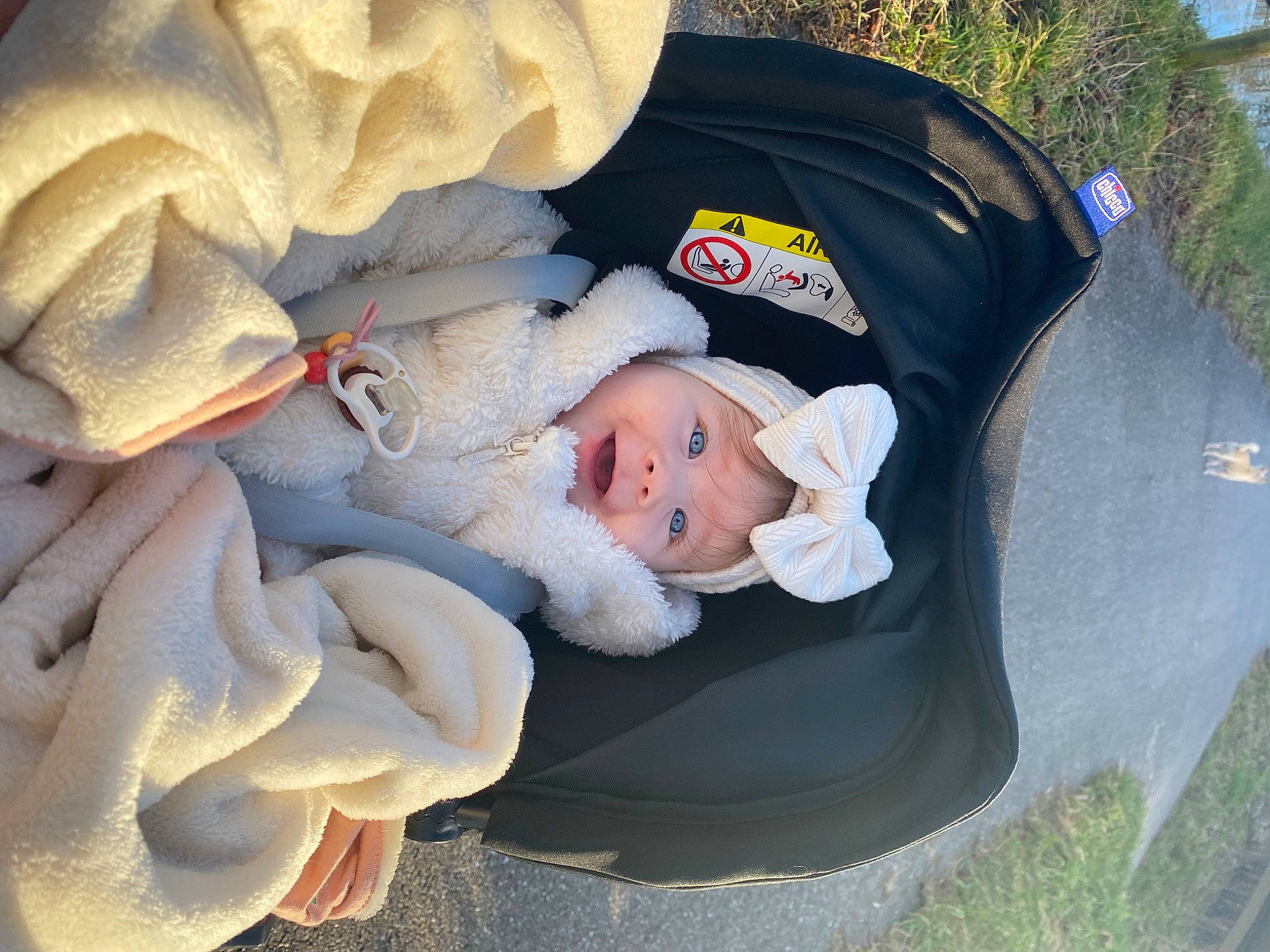 Kataleya a rejoint le concours — aidez-le/la à gagner de superbes lots ! baby, baby_carriage, baby_products, baby_toddler_clothing, child, comfort, fur, grass, hat, headwear, lap, person, petal, plant, sitting, toddler, tree, winter