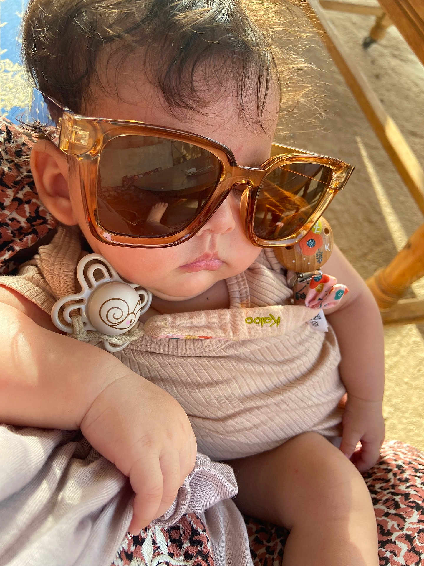 Nour participe au concours pour gagner de l'argent avec cette photo : baby, child, sunglasses, pacifier, hand, face, clothing, indoor, light, shadow, skin, closeup, infant, comfort, relaxing, accessory, fabric, pattern, person, cute
