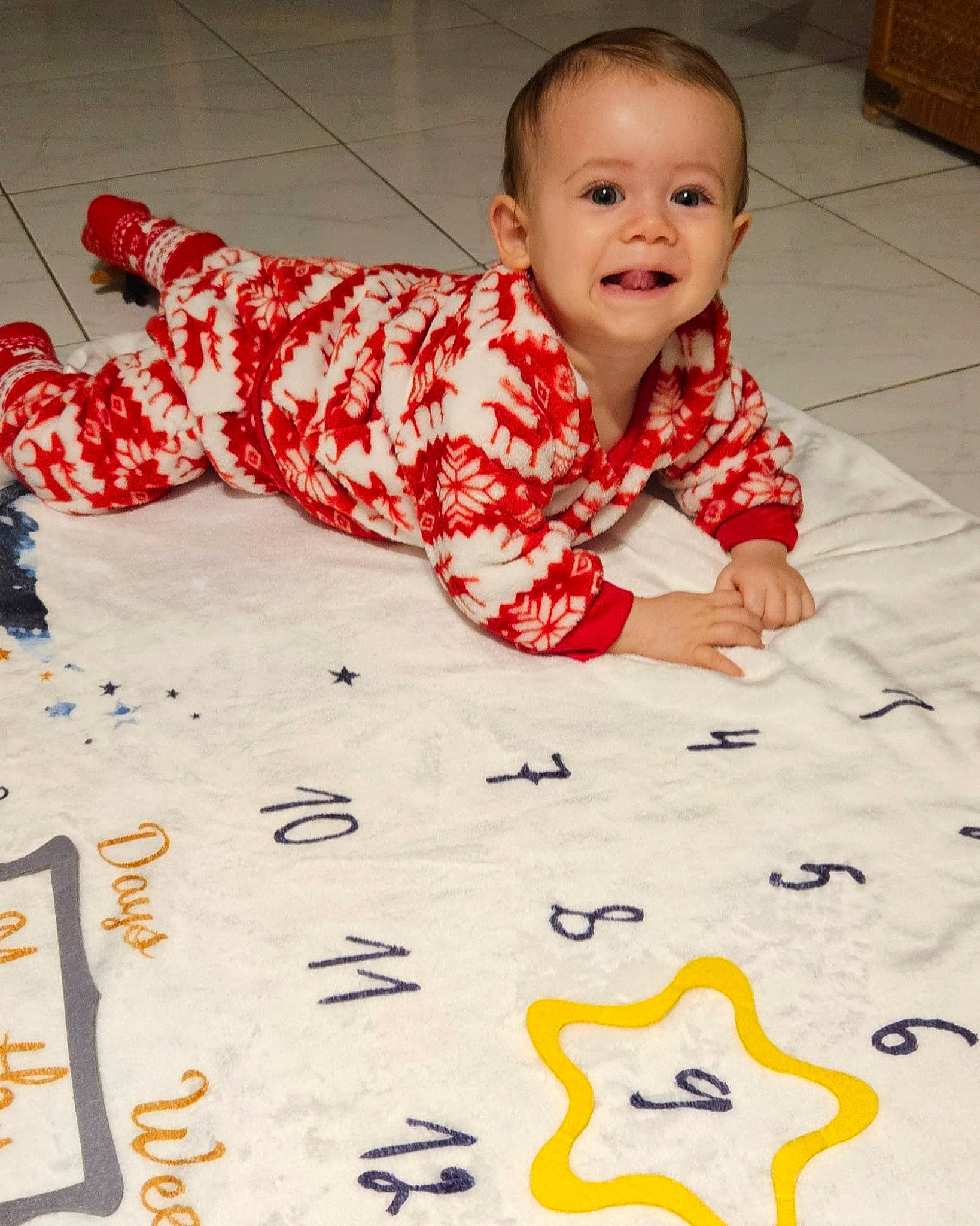 Sasha participe au concours pour gagner de l'argent avec cette photo : baby, baby_toddler_clothing, carmine, child, comfort, facial_expression, floor, flooring, font, fun, happy, joy, pattern, person, play, sitting, sleeve, smile, textile, toddler