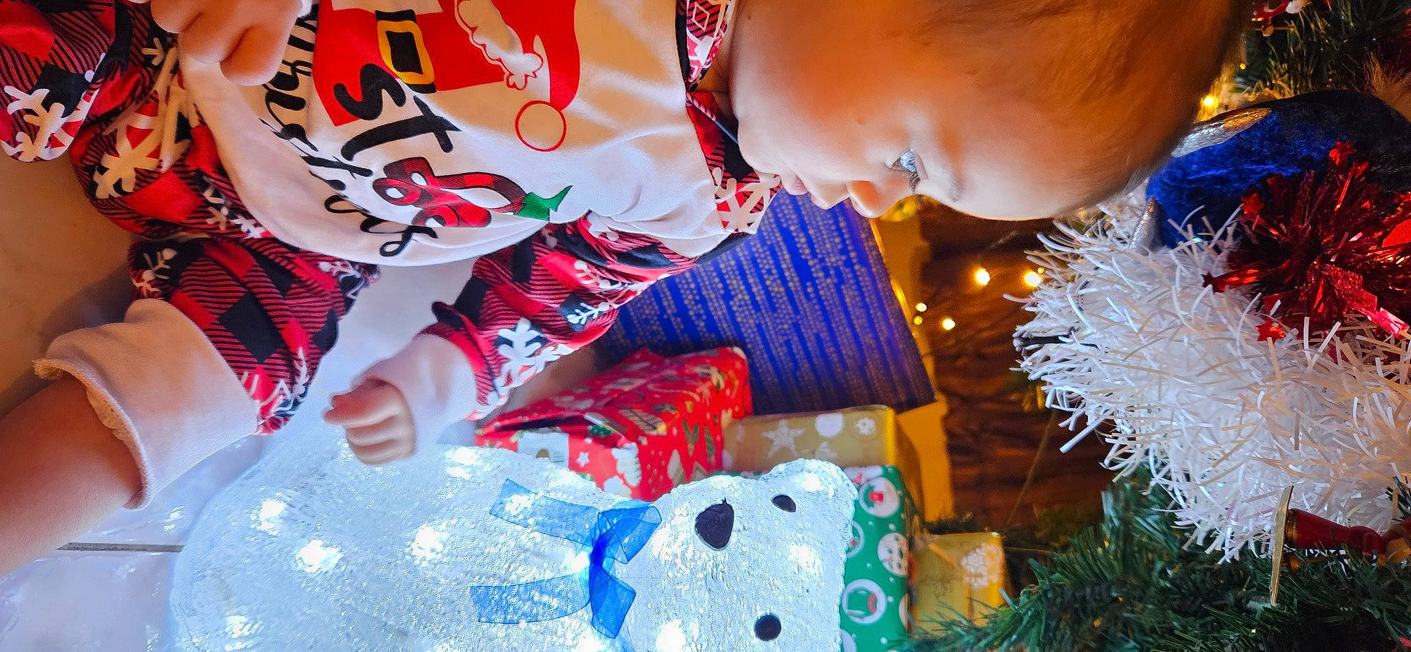 Sasha participe au concours pour gagner de l'argent avec cette photo : baby, carmine, child, christmas, christmas_decoration, christmas_eve, christmas_ornament, christmas_tree, electric_blue, event, fun, happy, head, holiday, ornament, pattern, person, plant, toddler, tradition