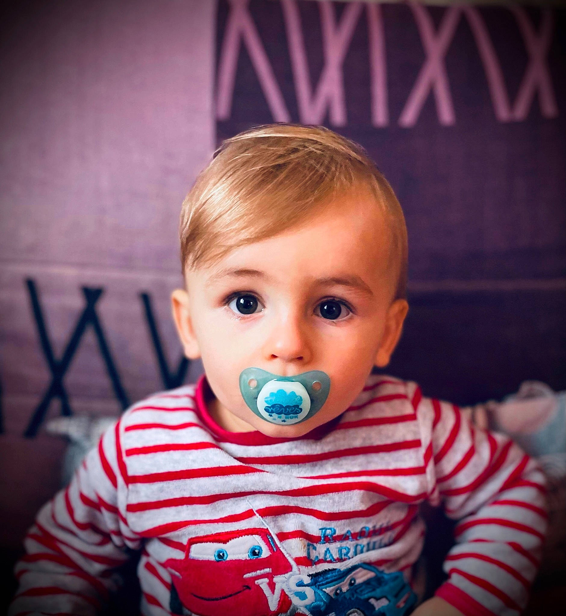 Leno a rejoint le concours — aidez-le/la à gagner de superbes lots ! baby, baby_toddler_clothing, blond, cheek, child, cool, electric_blue, eye, eyelash, flash_photography, flooring, fun, happy, iris, nose, person, sitting, skin, sleeve, t_shirt