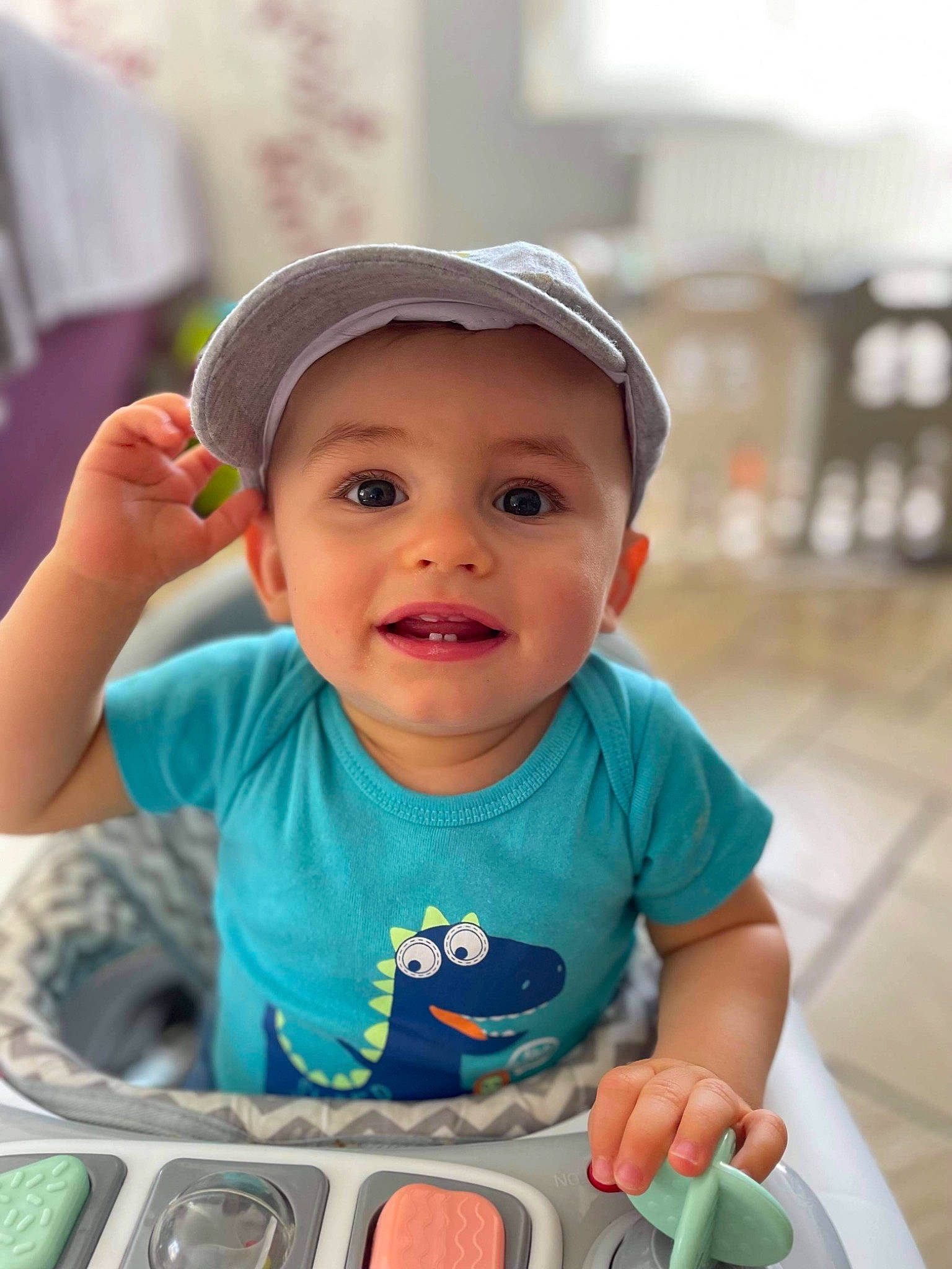 Leno participe au concours pour gagner de l'argent avec cette photo : baby, baby_carriage, baby_toddler_clothing, baseball_cap, cap, cheek, child, eye, face, fun, happy, hat, headwear, people, person, photograph, recreation, skin, smile, snapshot