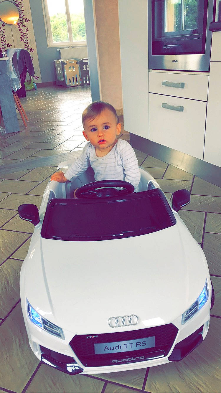 Leno participe au concours pour gagner de l'argent avec cette photo : automotive_design, automotive_exterior, automotive_lighting, automotive_tire, bumper, cabinetry, car, drawer, floor, green, grille, headlamp, hood, motor_vehicle, person, personal_luxury_car, photograph, product, tire, vehicle