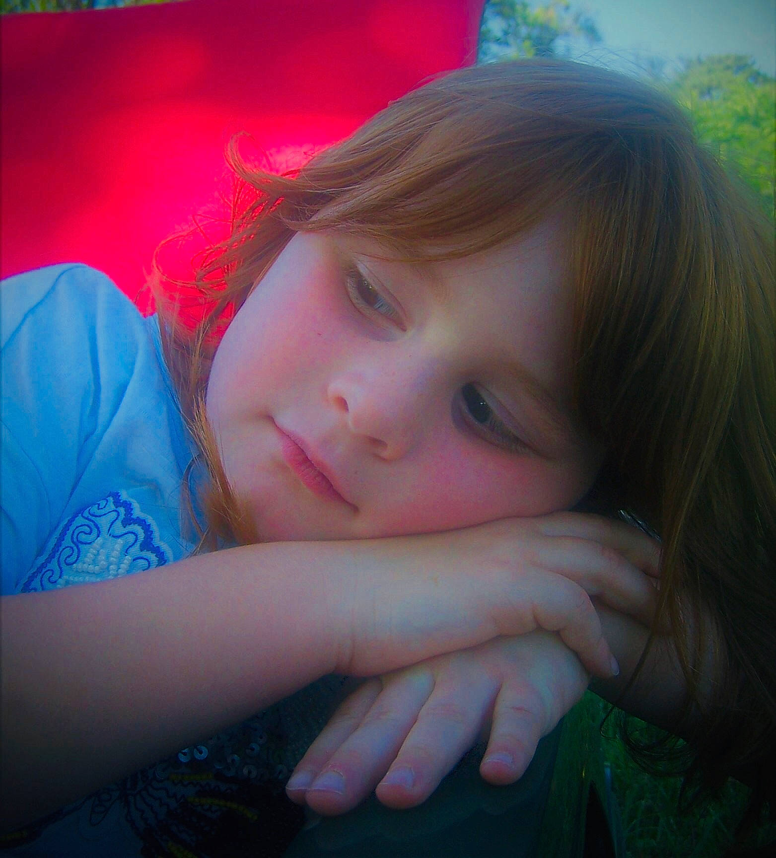 Emma participe au concours pour gagner de l'argent avec cette photo : eye, eyebrow, eyelash, face, facial_expression, finger, flash_photography, gesture, hairstyle, hand, happy, iris, lip, mouth, nose, people_in_nature, person, plant, skin, smile