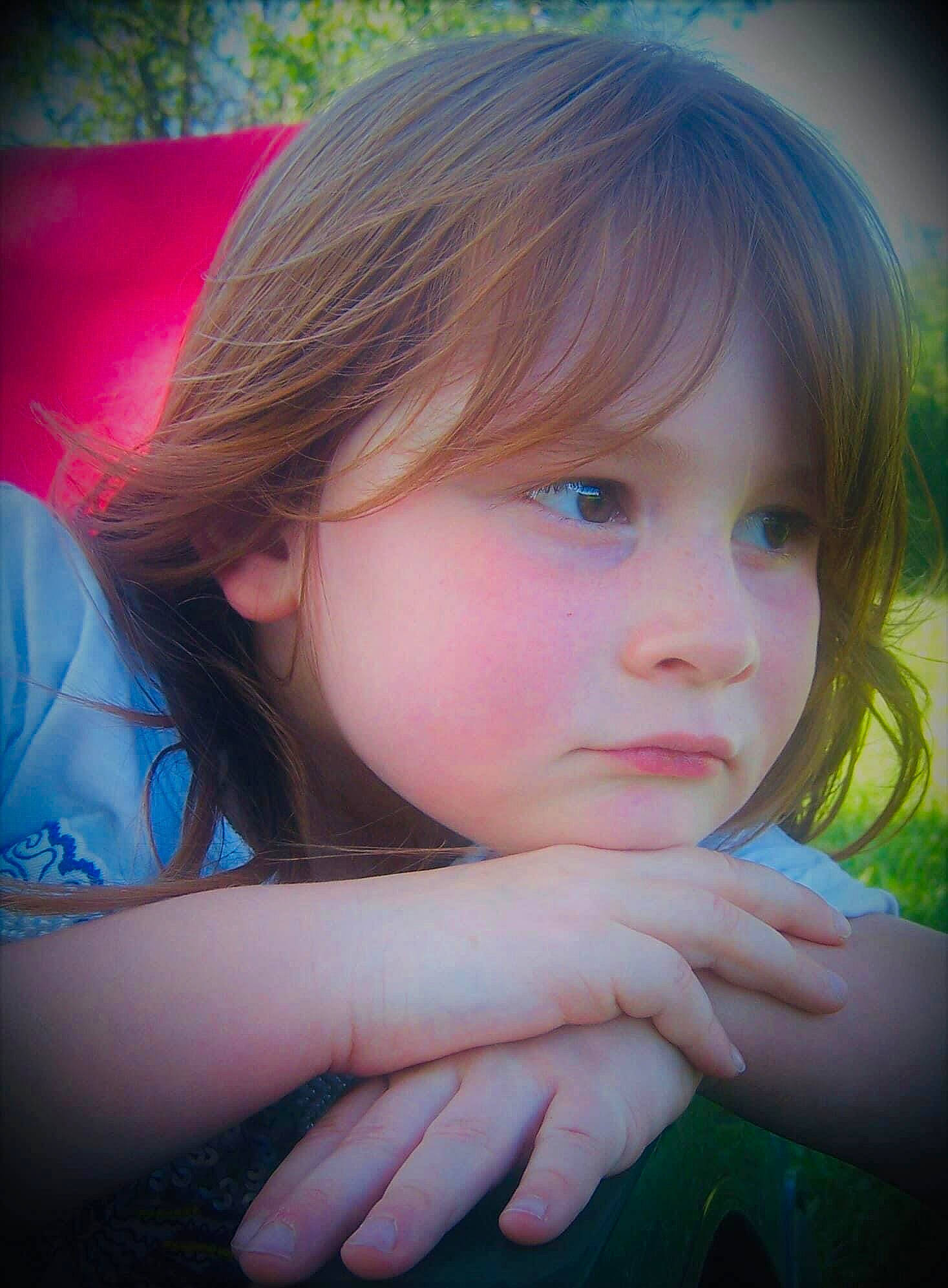 Emma a rejoint le concours — aidez-le/la à gagner de superbes lots ! black_hair, cheek, chin, eye, eyelash, finger, flash_photography, forehead, gesture, grass, happy, iris, lip, mouth, nose, people_in_nature, person, pink, skin, sunlight