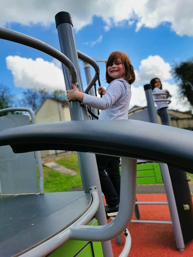 Emma a rejoint le concours — aidez-le/la à gagner de superbes lots ! amusement_park, auto_part, automotive_exterior, blurred, city, cloud, fun, happy, joy, leisure, person, pipe, pole, recreation, shirt, shorts, sky, smile, t_shirt, travel