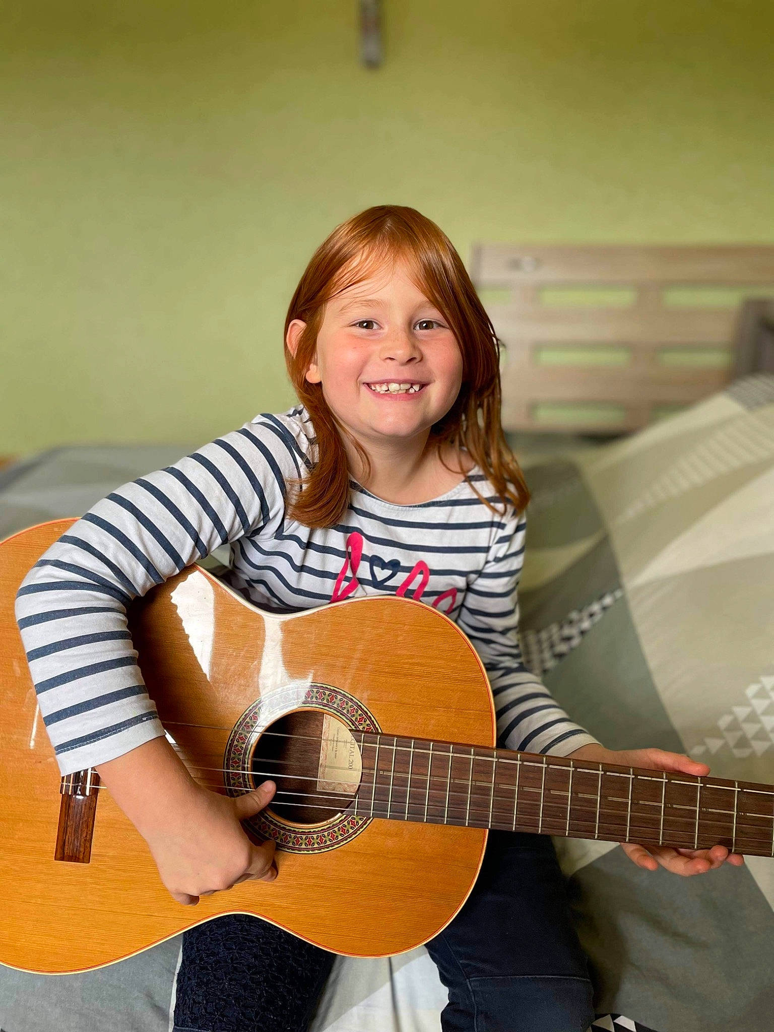 Emma participe au concours pour gagner de l'argent avec cette photo : acoustic_guitar, fun, guitar, guitar_accessory, guitarist, hairstyle, happy, joy, music, musical_instrument, musical_instrument_accessory, musician, person, plucked_string_instruments, skin, smile, string_instrument, string_instrument_accessory, t_shirt, thigh