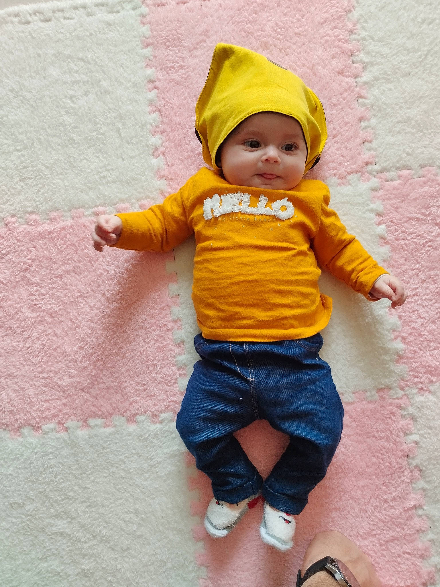 Layna a rejoint le concours — aidez-le/la à gagner de superbes lots ! baby, baby_toddler_clothing, beanie, cap, child, clothing, flooring, fun, happy, headwear, hood, human_body, human_leg, knit_cap, magenta, person, pink, play, shorts, sleeve