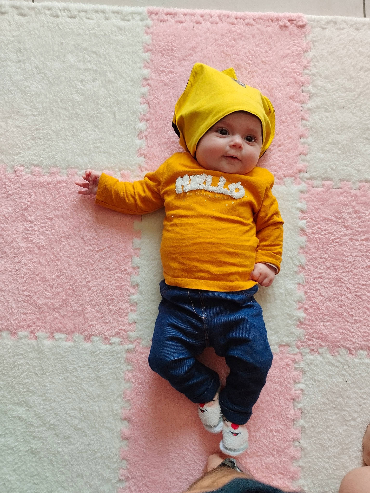 Layna a rejoint le concours — aidez-le/la à gagner de superbes lots ! art, baby, baby_toddler_clothing, cap, child, concrete, facial_expression, fun, happy, headgear, headwear, human_leg, magenta, pattern, person, personal_protective_equipment, pink, play, shorts, sleeve