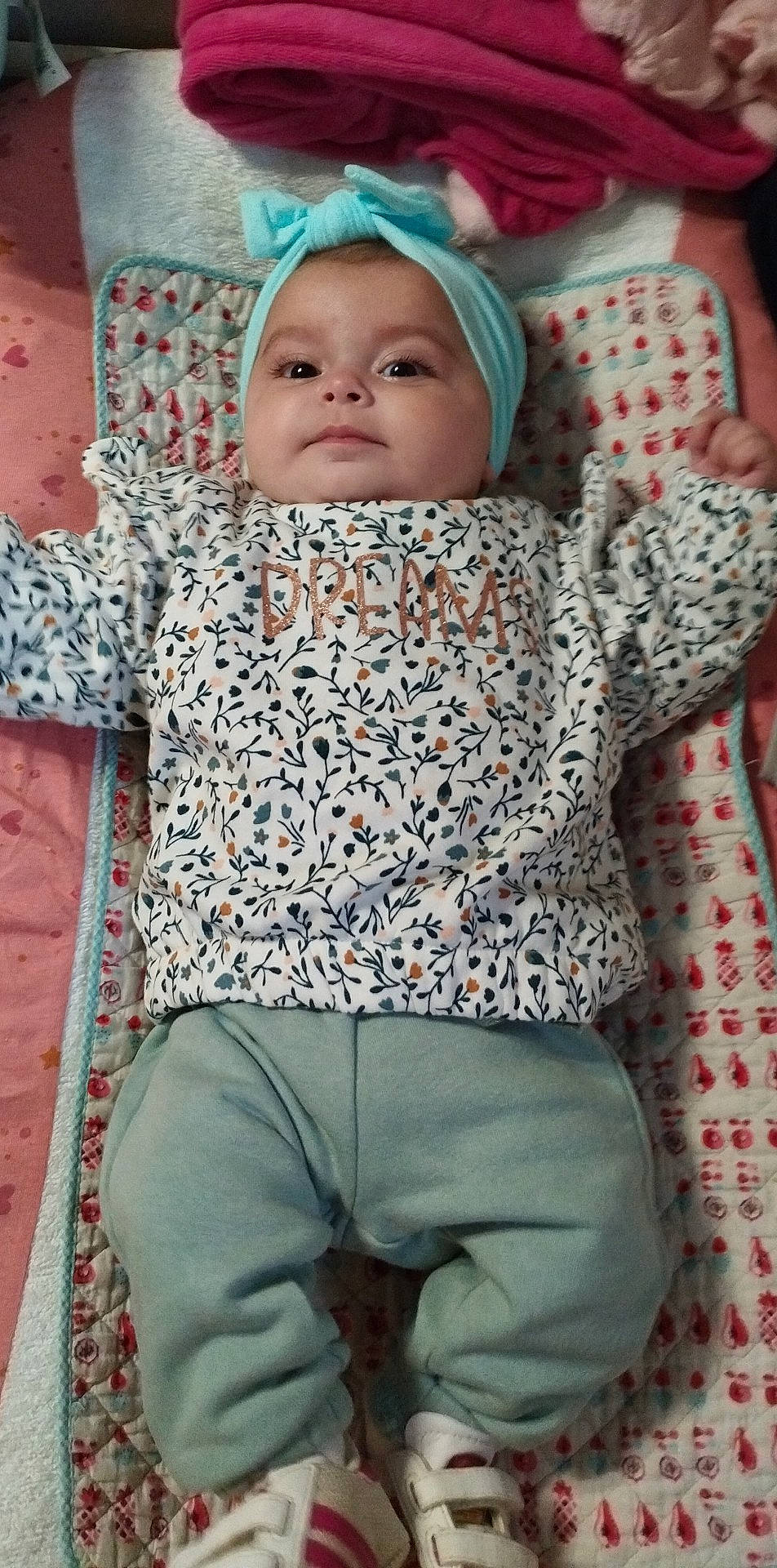 Layna a rejoint le concours — aidez-le/la à gagner de superbes lots ! arm, baby, baby_toddler_clothing, cap, cool, eye, face, green, happy, head, human_body, outerwear, person, photograph, pink, skin, sleeve, smile, textile, toddler