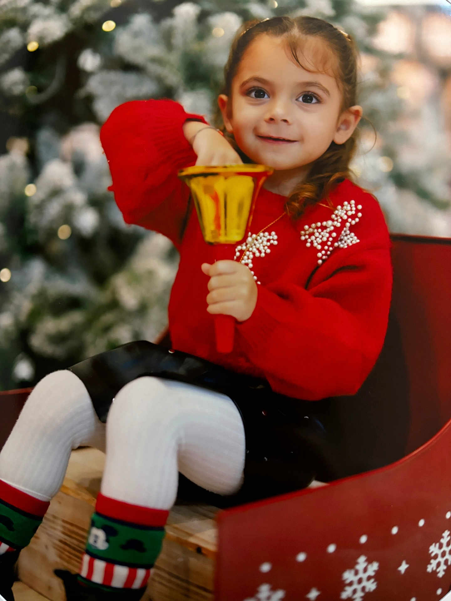 Naomi participe au concours pour gagner de l'argent avec cette photo : child, girl, red_sweater, bell, holiday, christmas_tree, festive, smile, white_tights, colorful_socks, wooden_crate, indoor, holiday_decor, joyful, portrait, cute, holiday_spirit, seasonal, celebration, young_child