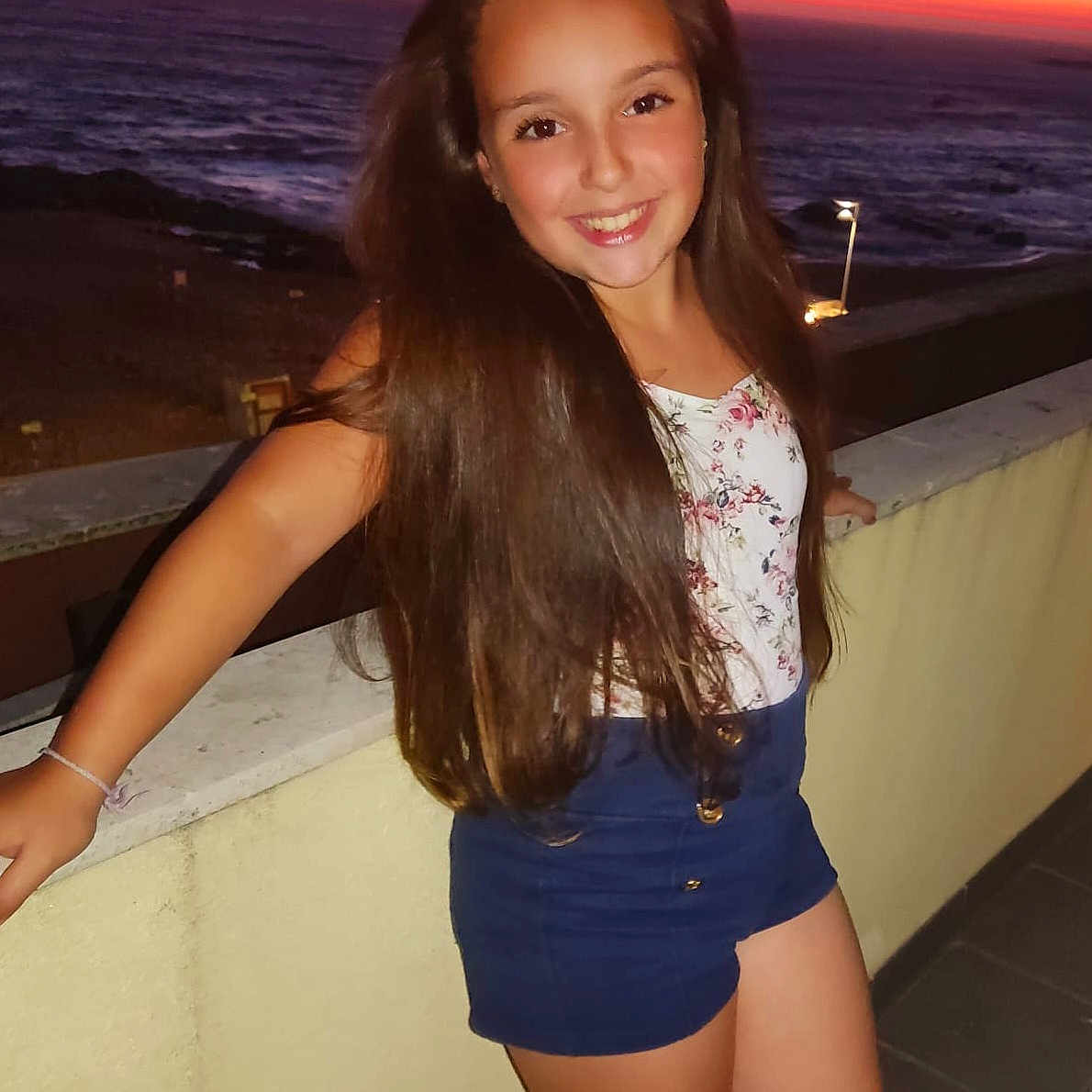 Luanna participe au concours pour gagner de l'argent avec cette photo : beachwear, blouse, clothing, face, female, girl, happy, head, nature, outdoors, person, photography, portrait, sea, shorts, skirt, sky, smile, teen, water