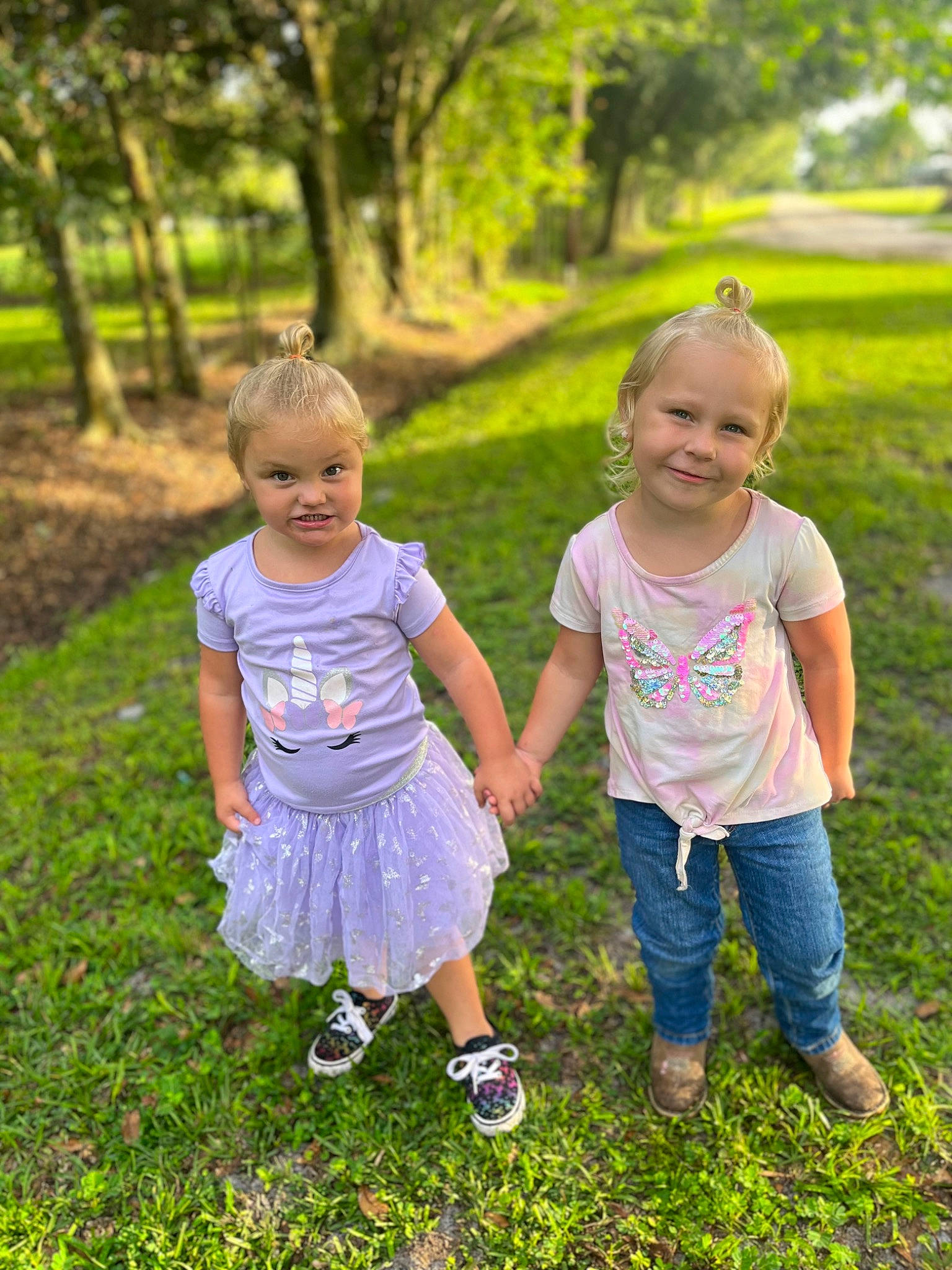 Juliana is registered to the contest to win money with this photo: baby_toddler_clothing, child, facial_expression, gesture, grass, grass_family, grassland, green, happy, joy, leaf, leisure, meadow, people, people_in_nature, person, plant, recreation, smile, t_shirt