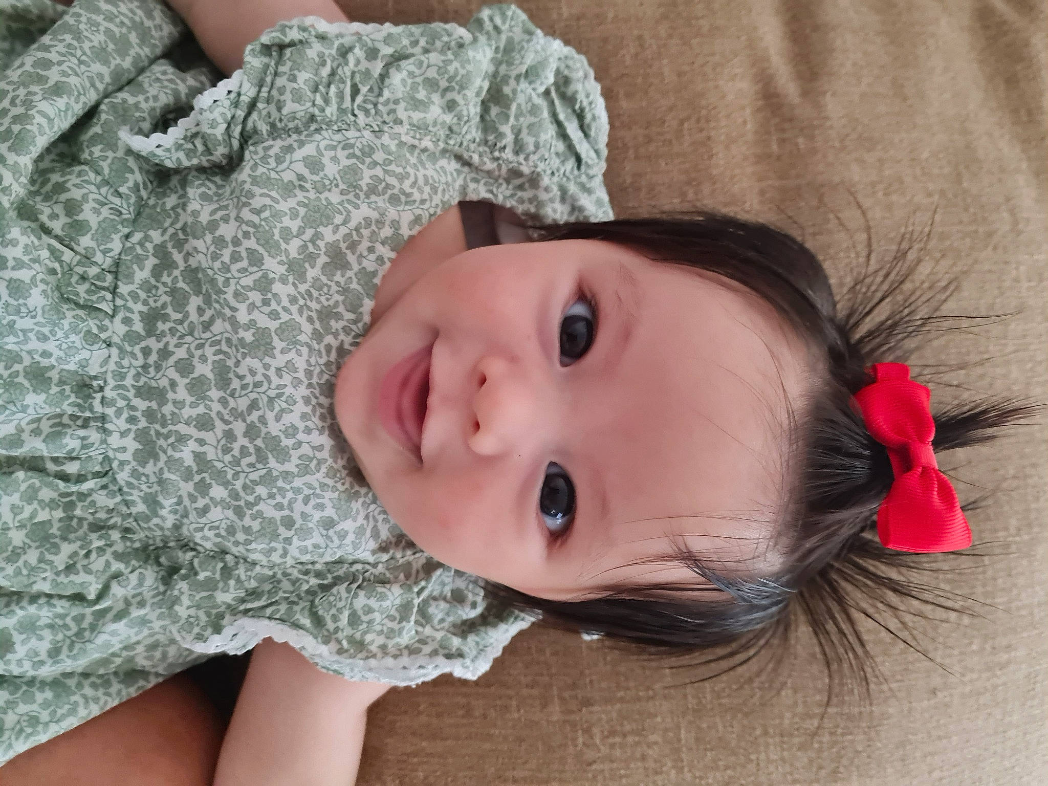 Lucy a rejoint le concours — aidez-le/la à gagner de superbes lots ! baby, baby_toddler_clothing, cheek, child, comfort, eye, eyebrow, eyelash, facial_expression, head, headgear, iris, lip, mouth, neck, nose, person, skin, sleeve, textile