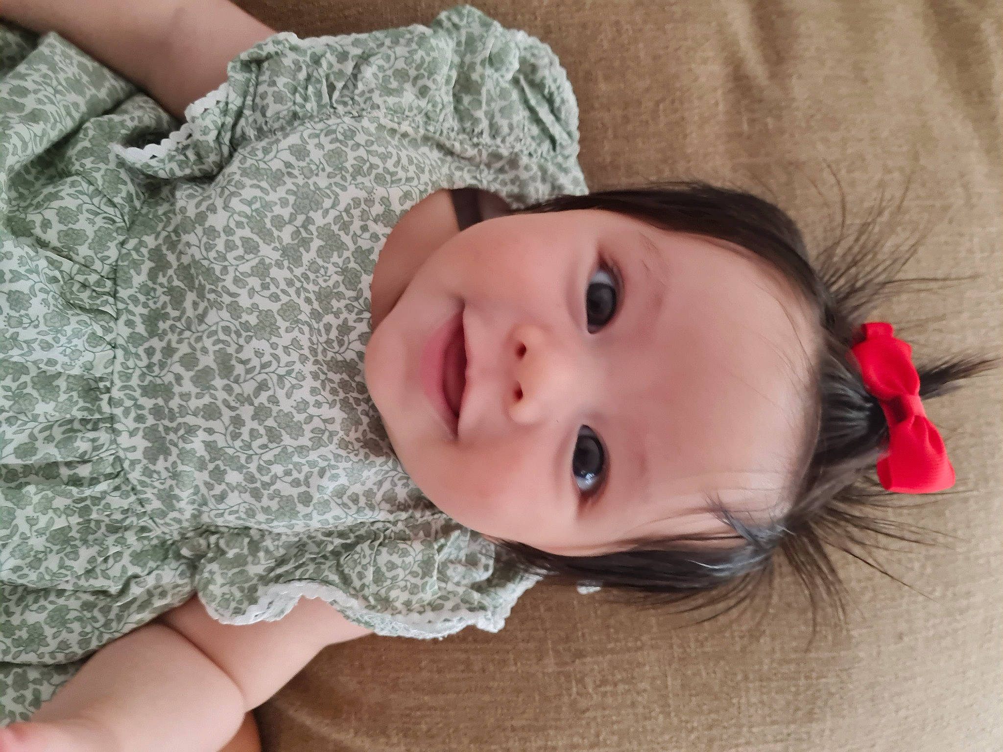 Lucy a rejoint le concours — aidez-le/la à gagner de superbes lots ! baby, baby_toddler_clothing, cheek, child, close_up, comfort, eye, eyebrow, eyelash, head, headgear, iris, lip, mouth, neck, nose, pattern, person, skin, smile