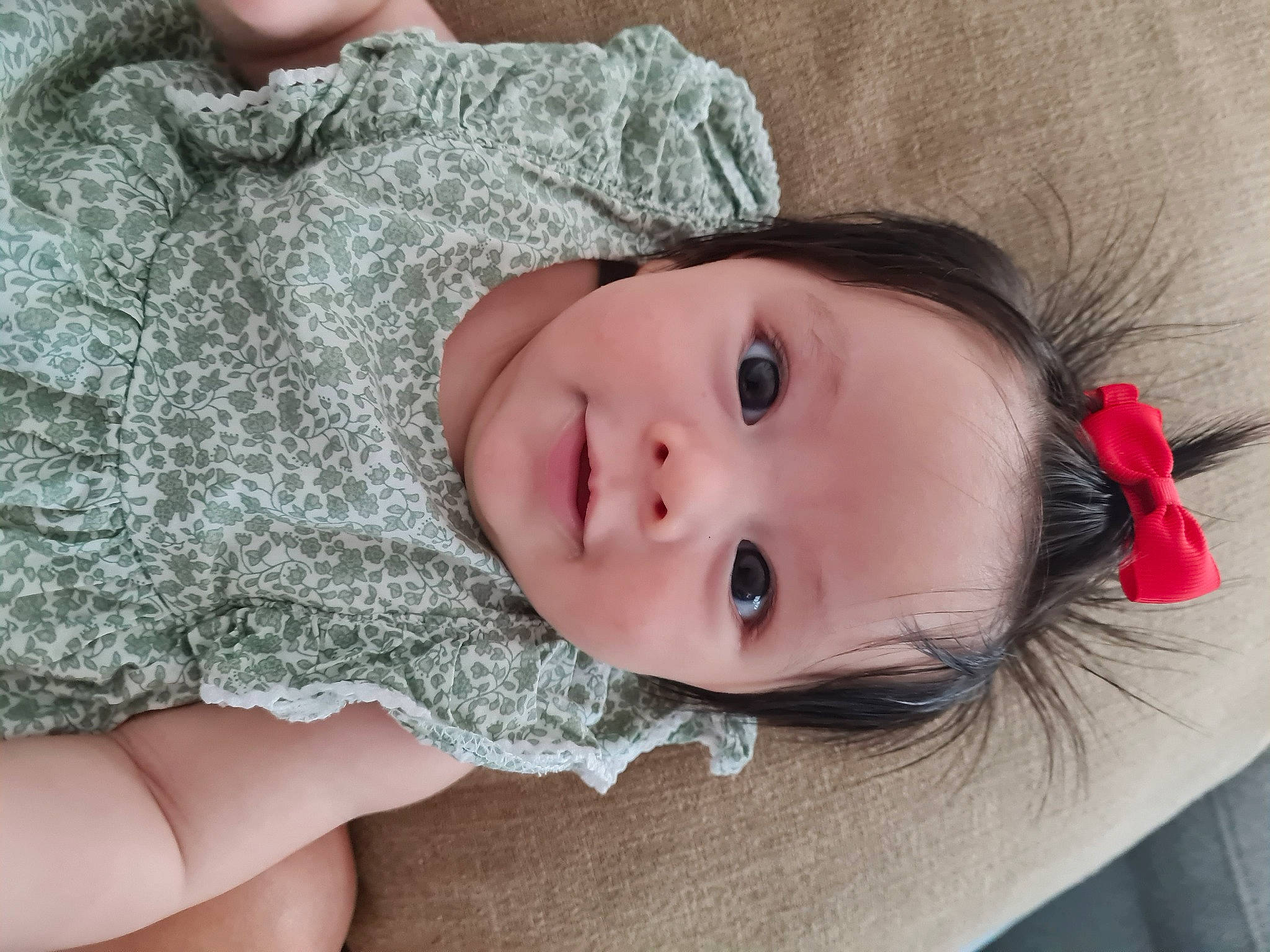 Lucy a rejoint le concours — aidez-le/la à gagner de superbes lots ! cheek, comfort, eye, eyebrow, eyelash, face, hair, hairstyle, hand, head, human_body, iris, lip, mouth, neck, nose, person, shoulder, skin, sleeve